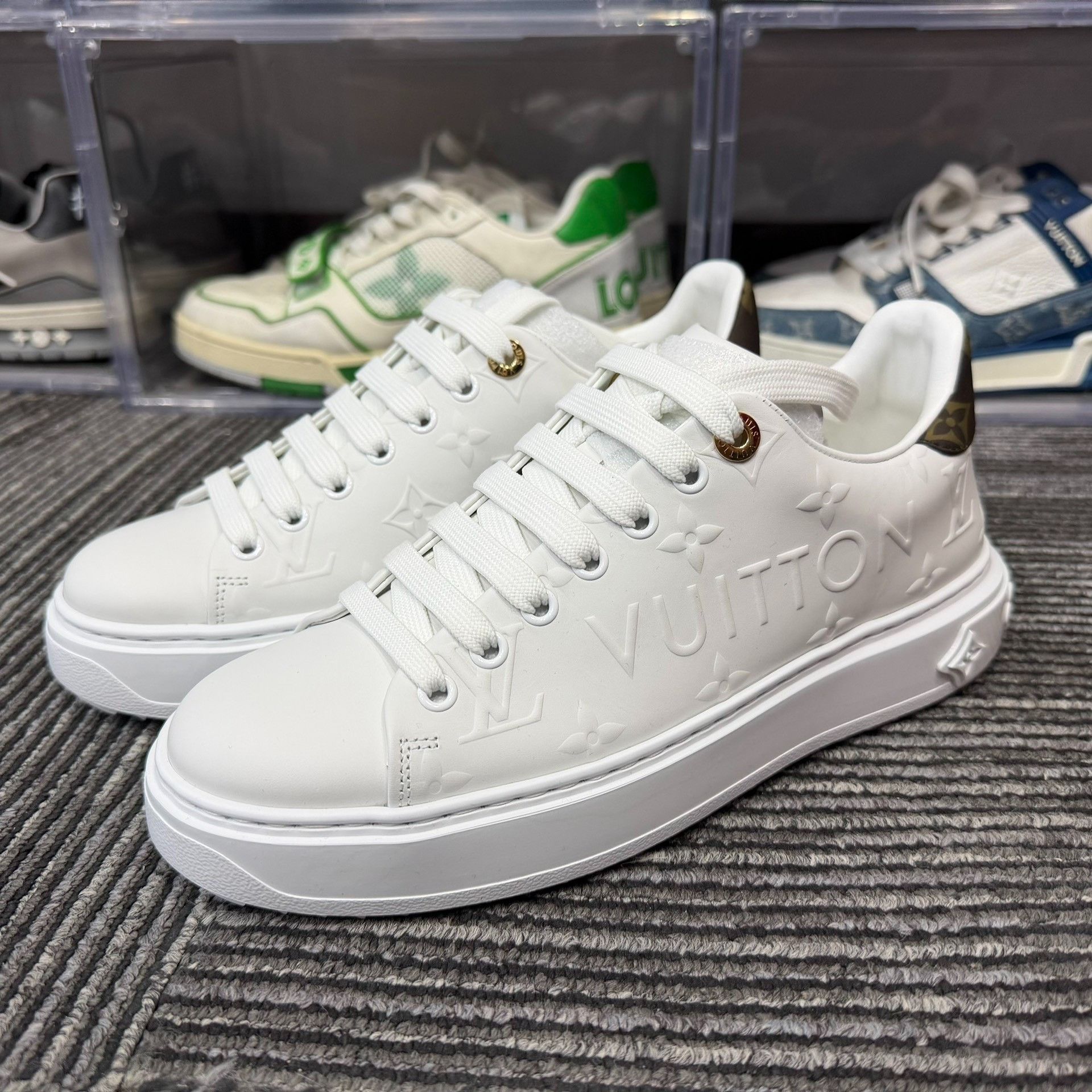 Louis Vuitton Louis Vuitton White Lowtop Sneakers us_7 Women Size US 7 / IT 37 - 1 Thumbnail