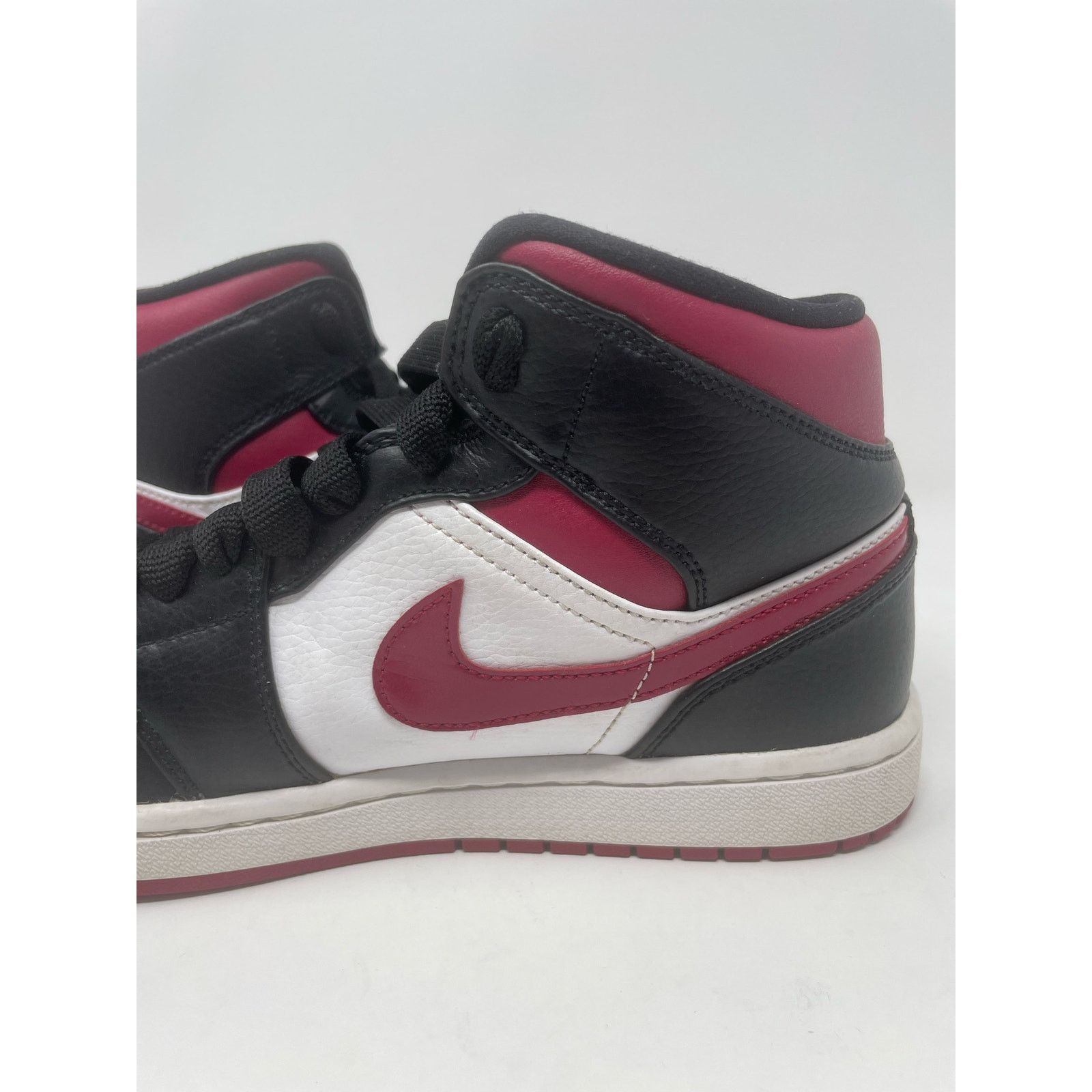 Jordan Brand Nike Air Jordan Retro 1 Mid Red Black 554724-066 Men Size 8 Size US 8 / EU 41 - 11 Thumbnail