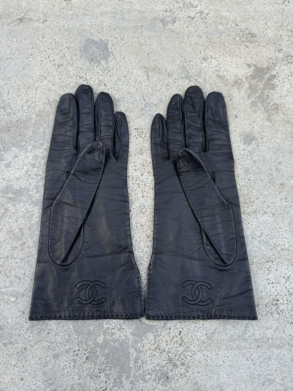 Chanel × Vintage 1990’s Vintage Chanel Logo Leather Gloves Made in France Size ONE SIZE - 1 Thumbnail