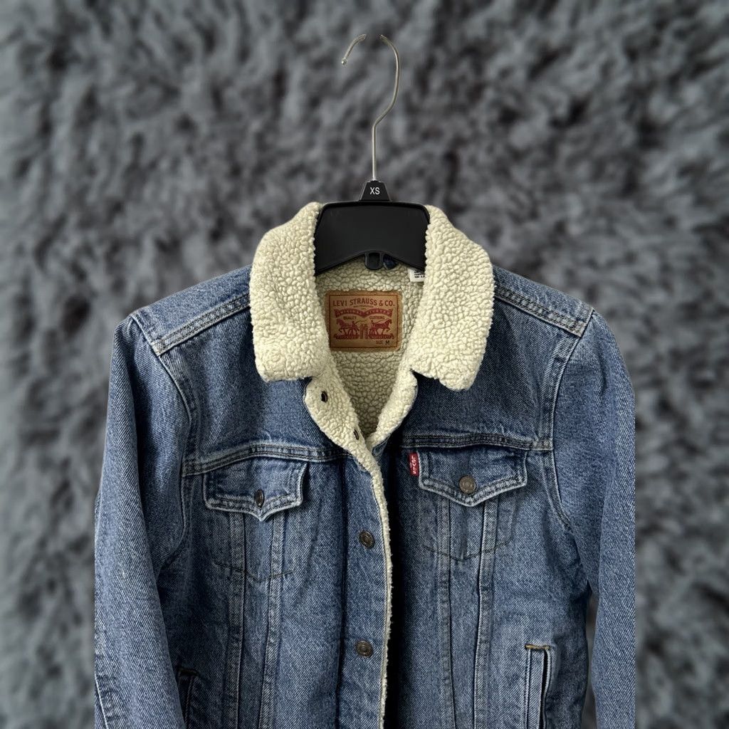 Levi's Levi's Trucker Jacket Womens Medium Blue Sherpa Lined Denim Pockets Button Front 90s Classic Fashion Winter Fall Spring Jacket Size M / US 6-8 / IT 42-44 - 1 Thumbnail