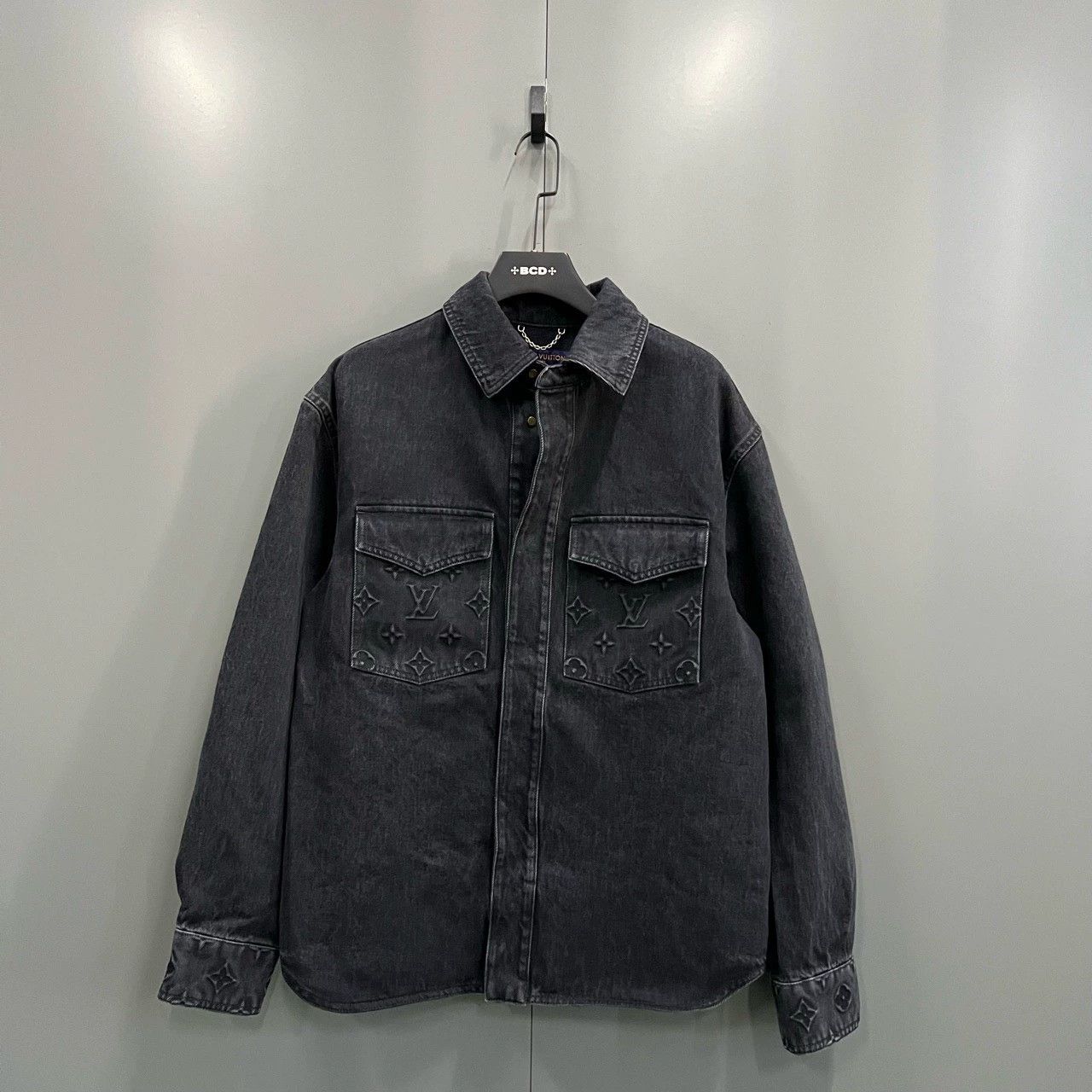 Louis Vuitton louis vuitton embossed logo denim jacket Size US S / EU 44-46 / 1 - 1 Thumbnail