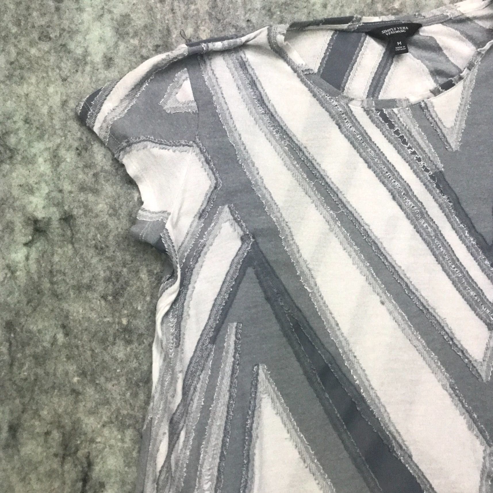 Vintage Vera Wang Simply Vera Womens Shirt Top Medium Gray Geometric Flowy Swing Top Blouse Size M / US 6-8 / IT 42-44 - 3 Thumbnail