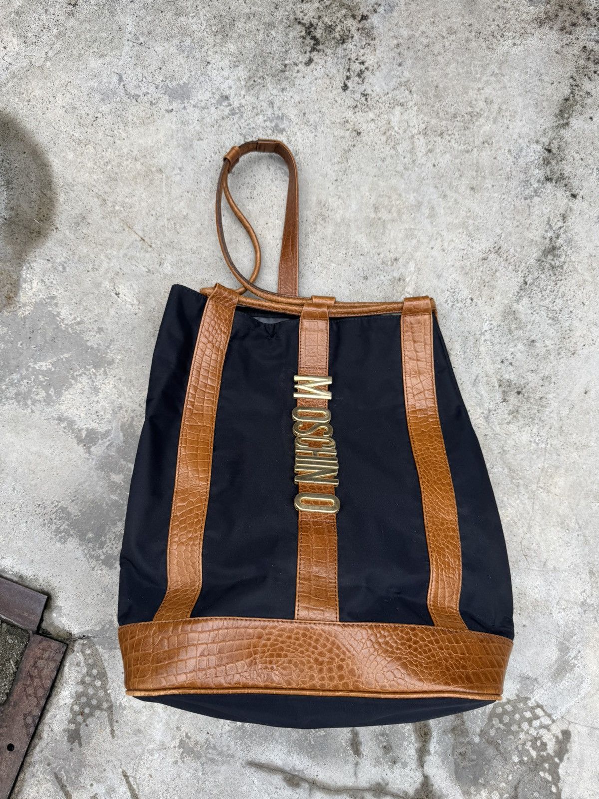 Moschino Vintage Moshino Leather Gold Bucket Crossbody Size ONE SIZE - 1 Thumbnail