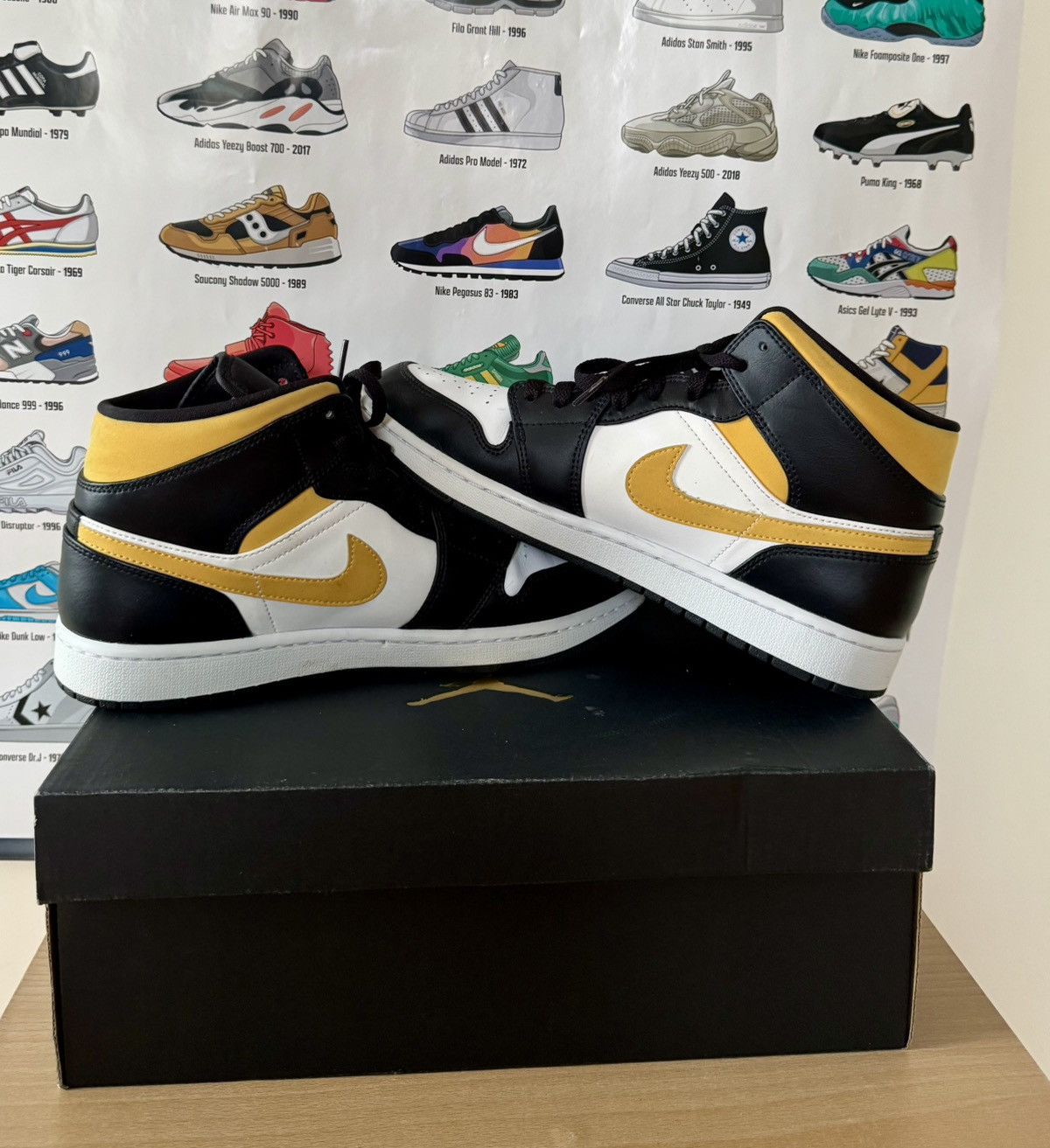 Nike Nike Air Jordan 1 Mid Size US 10 / EU 43 - 9 Thumbnail
