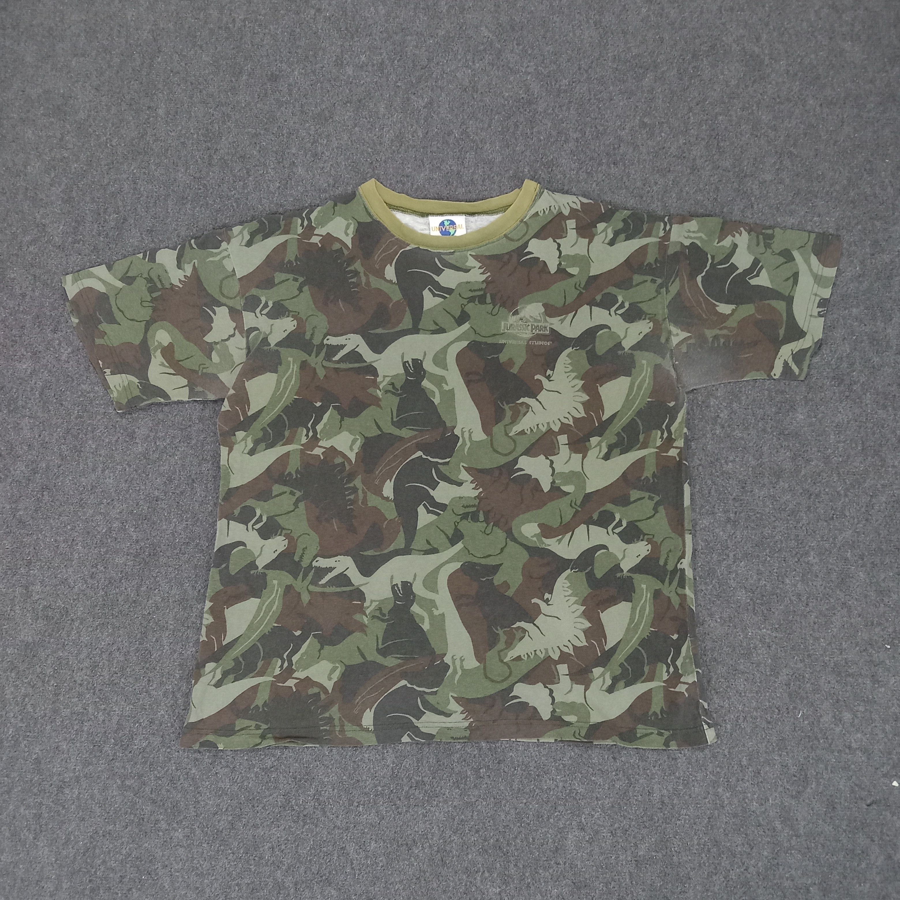 Universal Studios × Vintage Jurassic Park American Cartoon Movie Dinosaur Camo Tshirt Size US XXL / EU 58 / 5 - 1 Thumbnail