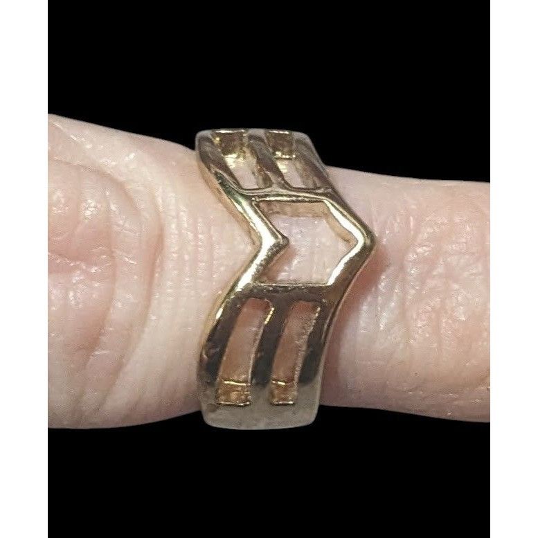 Other Gold Tone Slotted Chevron Fashion Ring Size 5 3/4 Size ONE SIZE - 12 Thumbnail