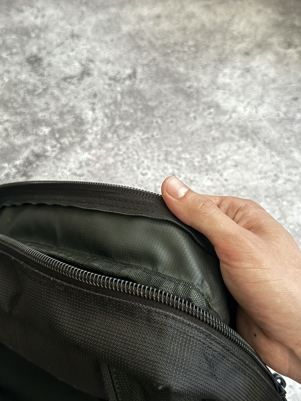 Diesel × Vintage Vintage Diesel Y2K distressed crossbody sling bag Size ONE SIZE - 18 Thumbnail