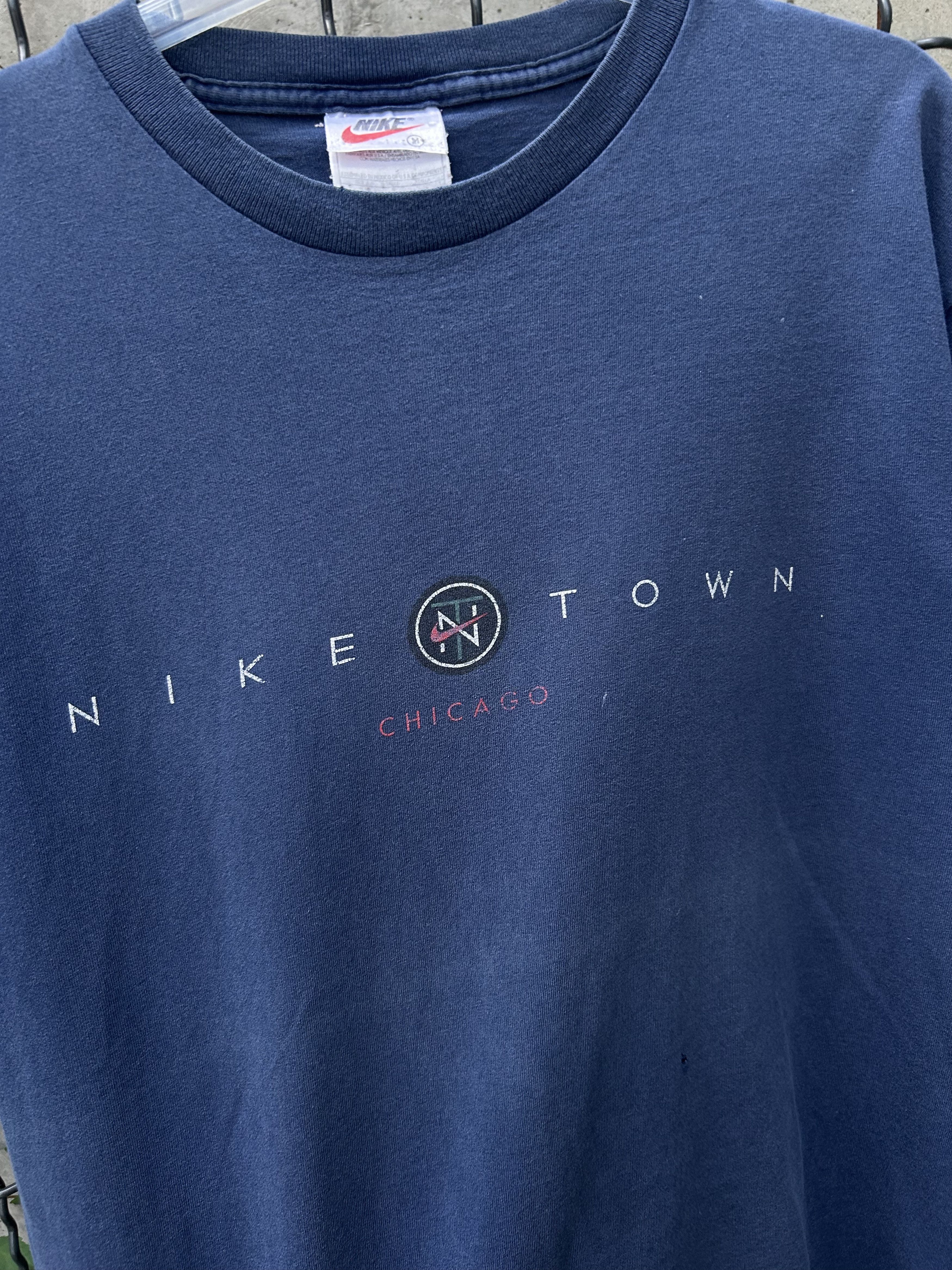 Nike Vintage 90s Nike Town Chicago Streetwear T-shirt Size US M / EU 48-50 / 2 - 4 Thumbnail