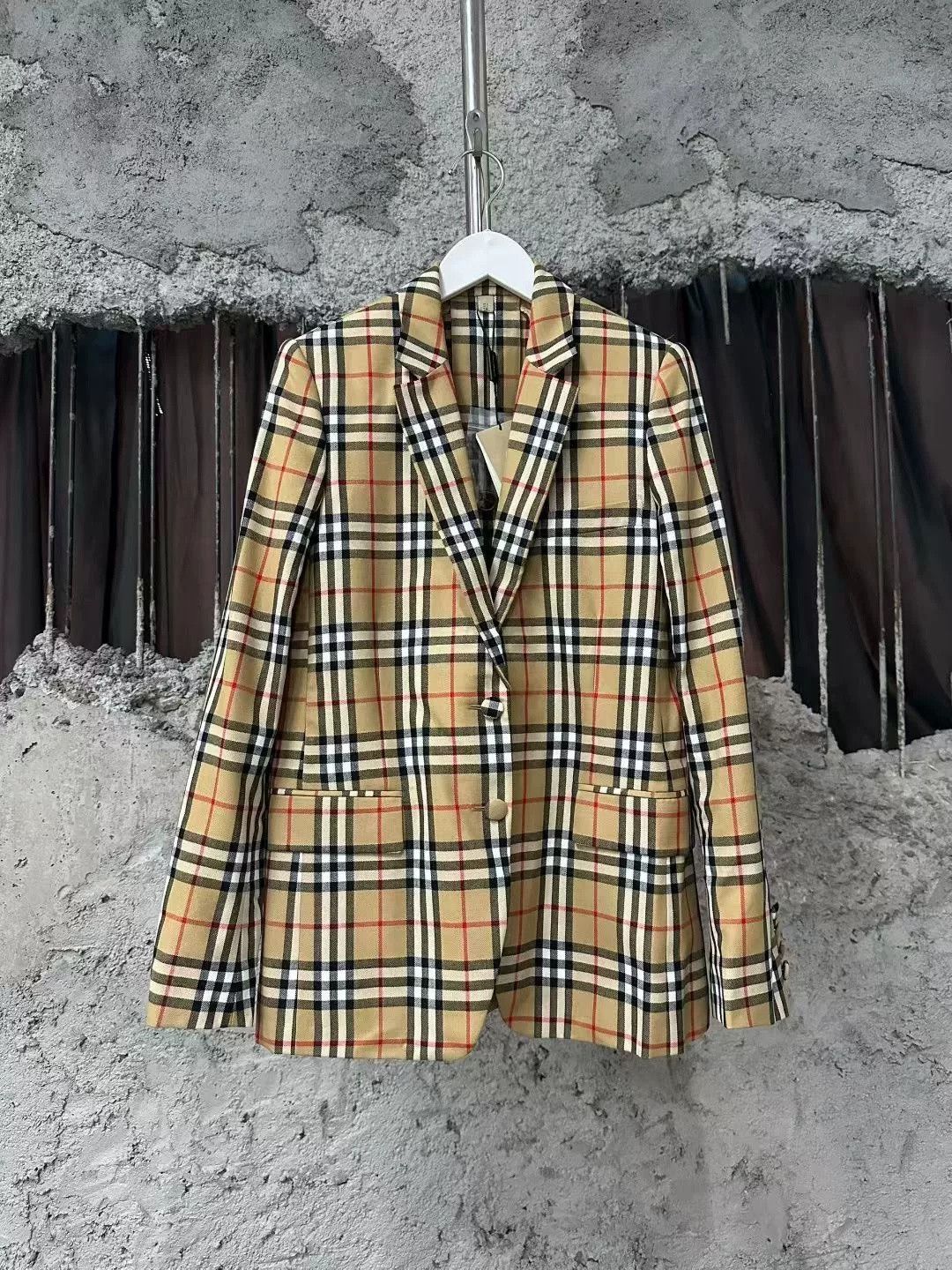 Burberry Burberry Khaki Red Plaid Blazer Size US 7 / EU 40 - 1 Thumbnail