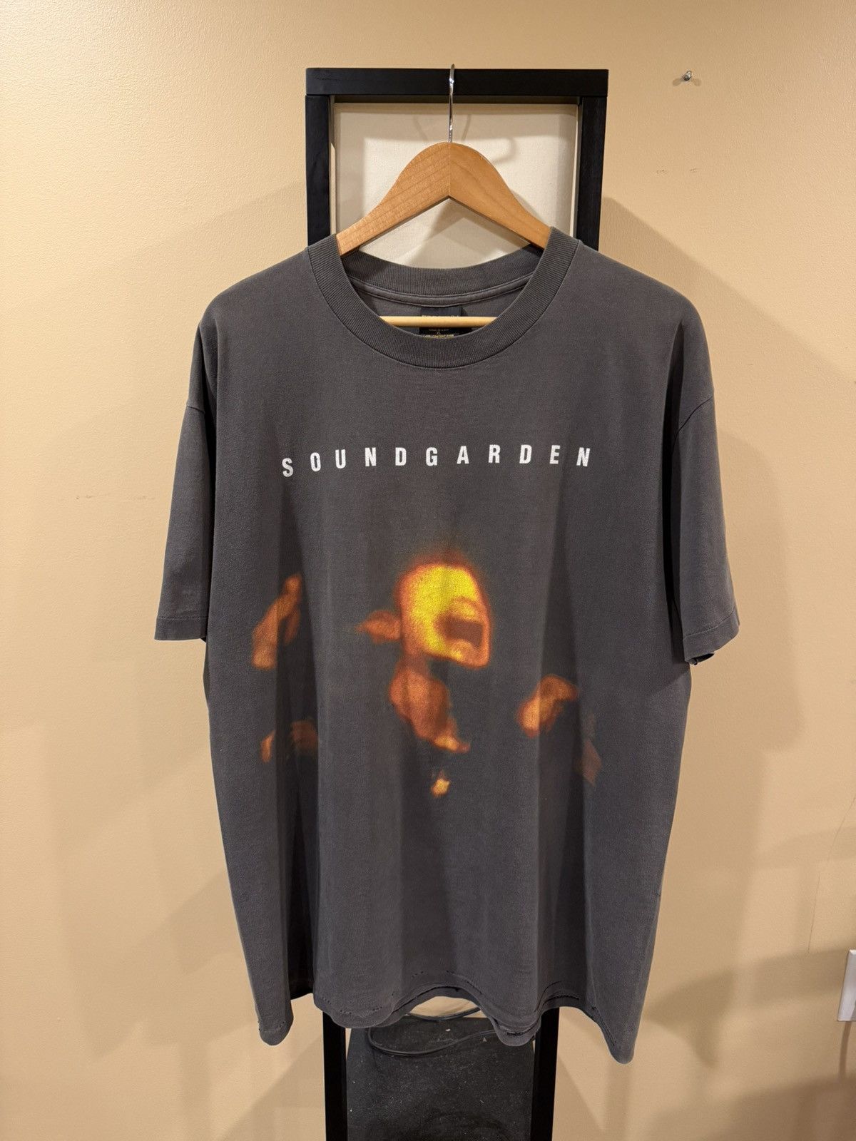 Vintage Vintage SOUNDGARDEN SUPERUNKNOWN Brockum Tag Faded T-Shirt Size US XL / EU 56 / 4 - 1 Thumbnail
