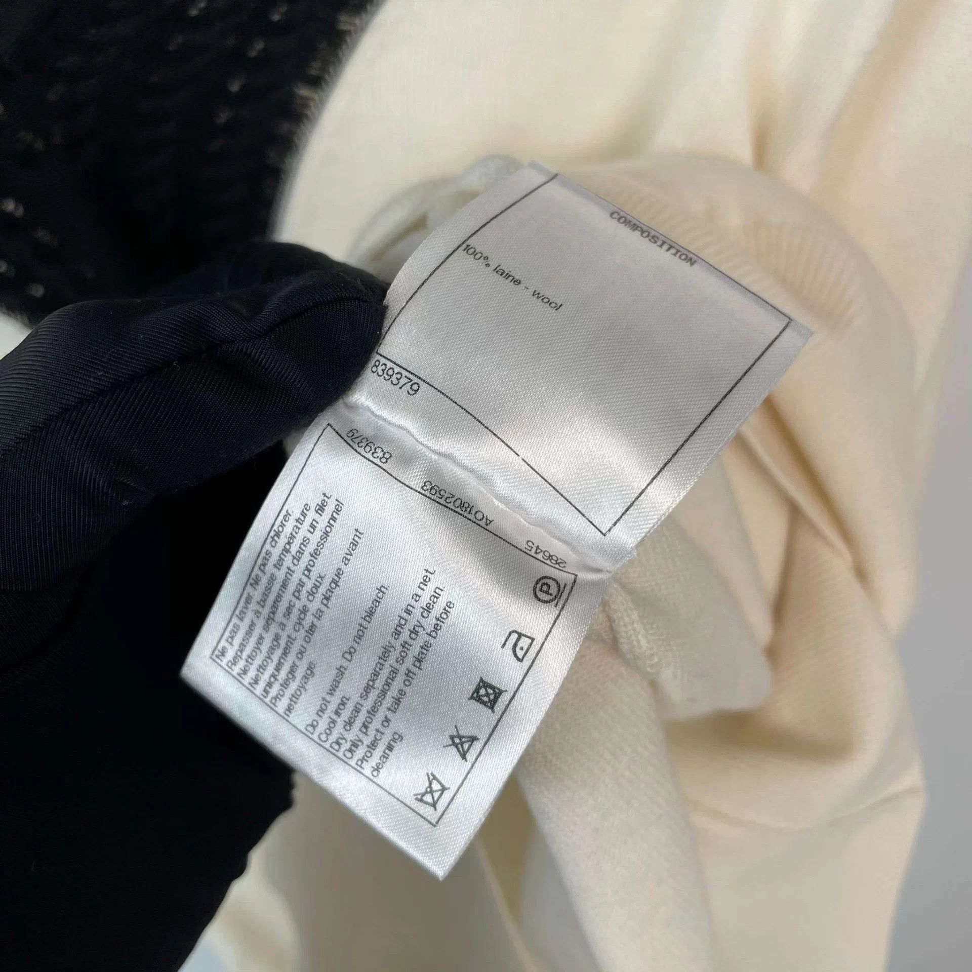 Chanel Chanel white V-neck sweater 36 Grade A no accs Size XS / US 0-2 / IT 36-38 - 6 Thumbnail