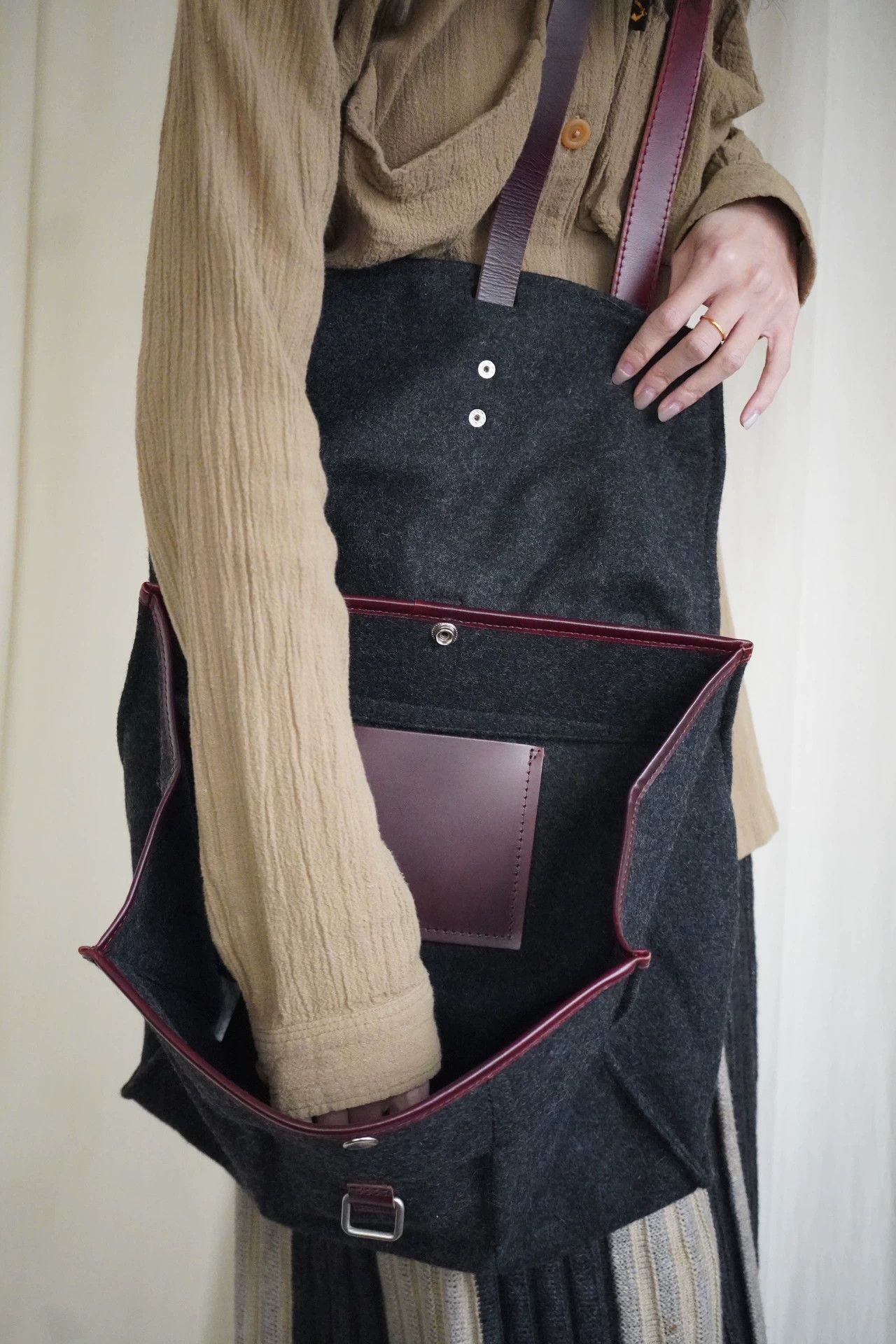 Yohji Yamamoto Yohji Yamamoto 1990s Wool Crossbody Red-Brown Leather Size ONE SIZE - 8 Thumbnail