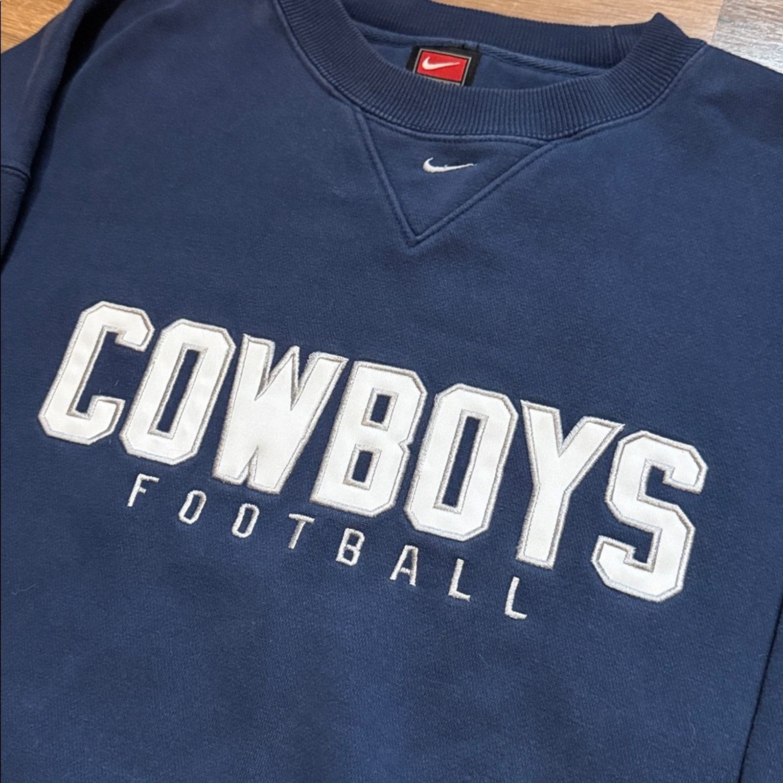 Nike 90s Nike Team Cowboys NFL Center Swoosh Crewneck Sweatshirt Size US L / EU 52-54 / 3 - 3 Thumbnail