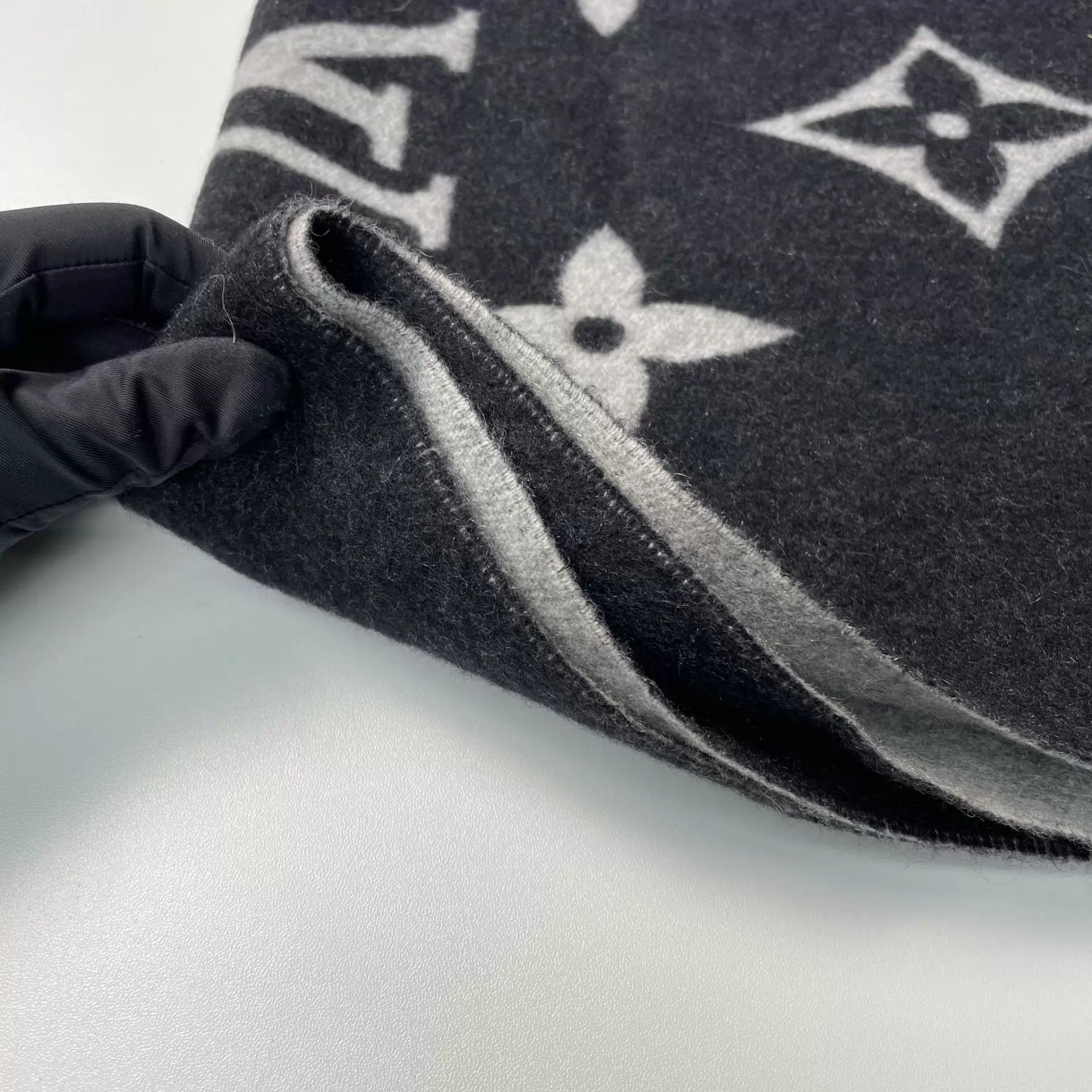 Louis Vuitton LV Black & Gray Cashmere Scarf Size ONE SIZE - 4 Thumbnail