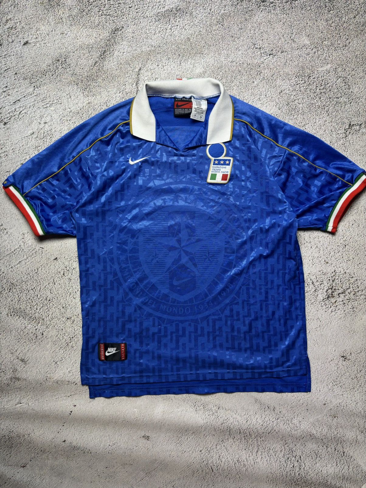Nike Nike Italy Jersey 1995 96 Euro Home Vintage Size US XL / EU 56 / 4 - 1 Thumbnail