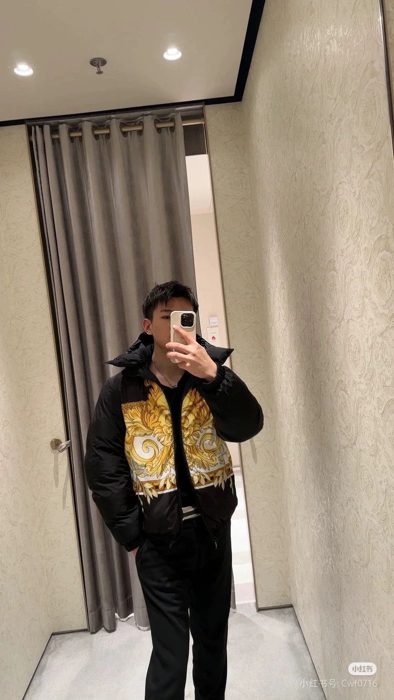 Versace Versace Wear a padded jacket on both sides Size US M / EU 48-50 / 2 - 9 Thumbnail