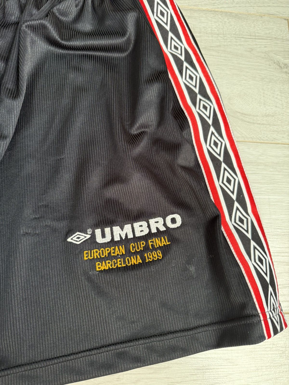 Umbro Vintage Umbro Shorts Manchester United 1999 Barcelona final Size US 34 / EU 50 - 2 Thumbnail