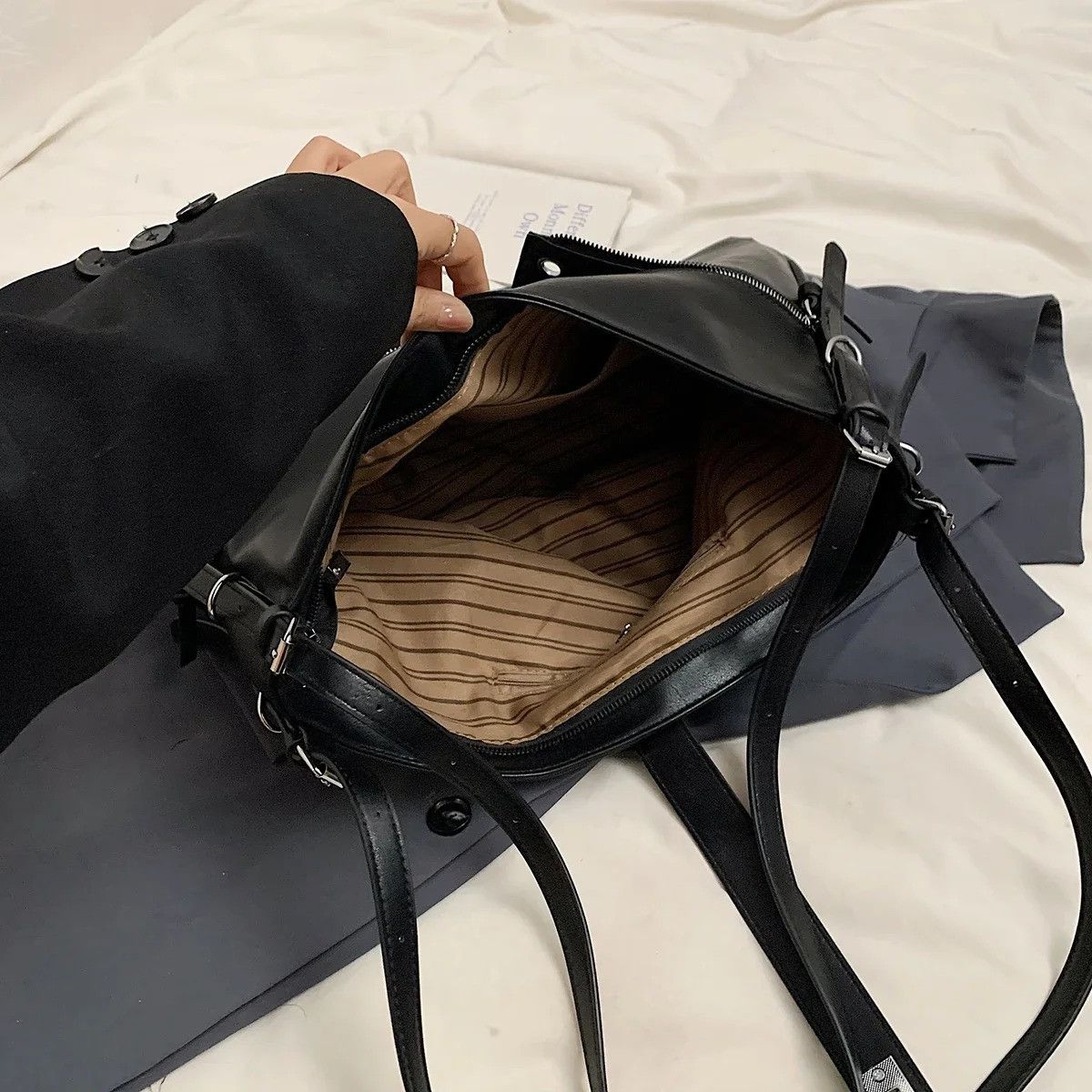 Leather × Vintage 2025 Big PU Leather Bag Size ONE SIZE - 2 Thumbnail