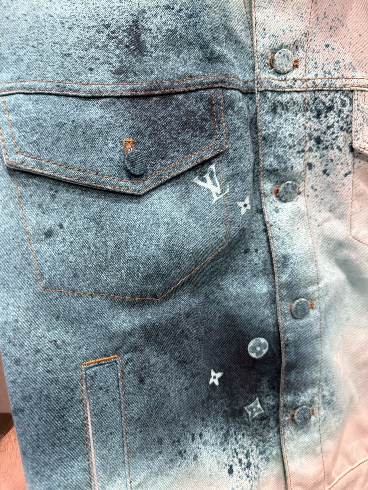 Louis Vuitton Louis Vuitton Monogram Spray Denim Jacket Size US L / EU 52-54 / 3 - 3 Thumbnail
