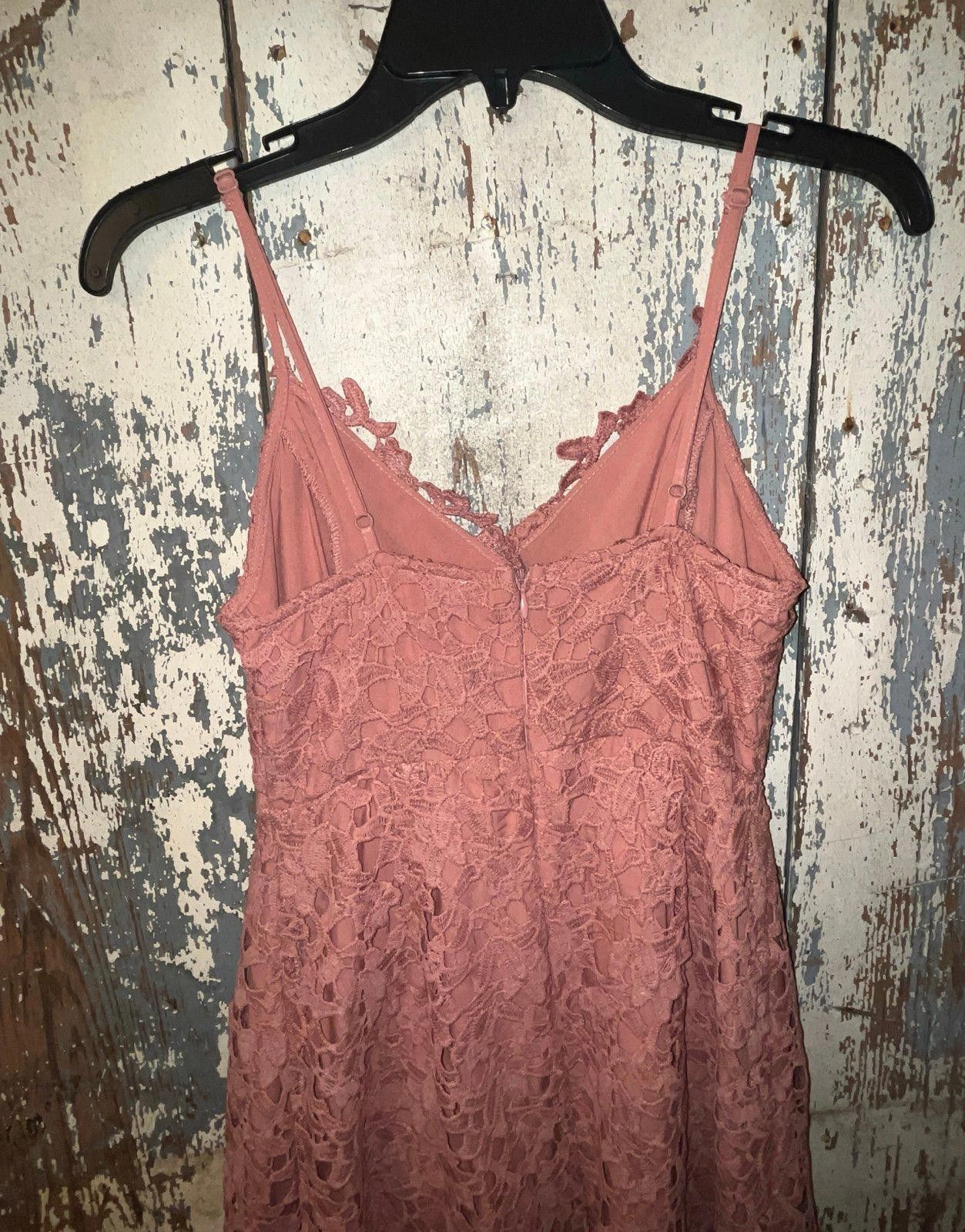 Other ASTR the Label size Small pink lace dress midi Size S / US 4 / IT 40 - 5 Thumbnail