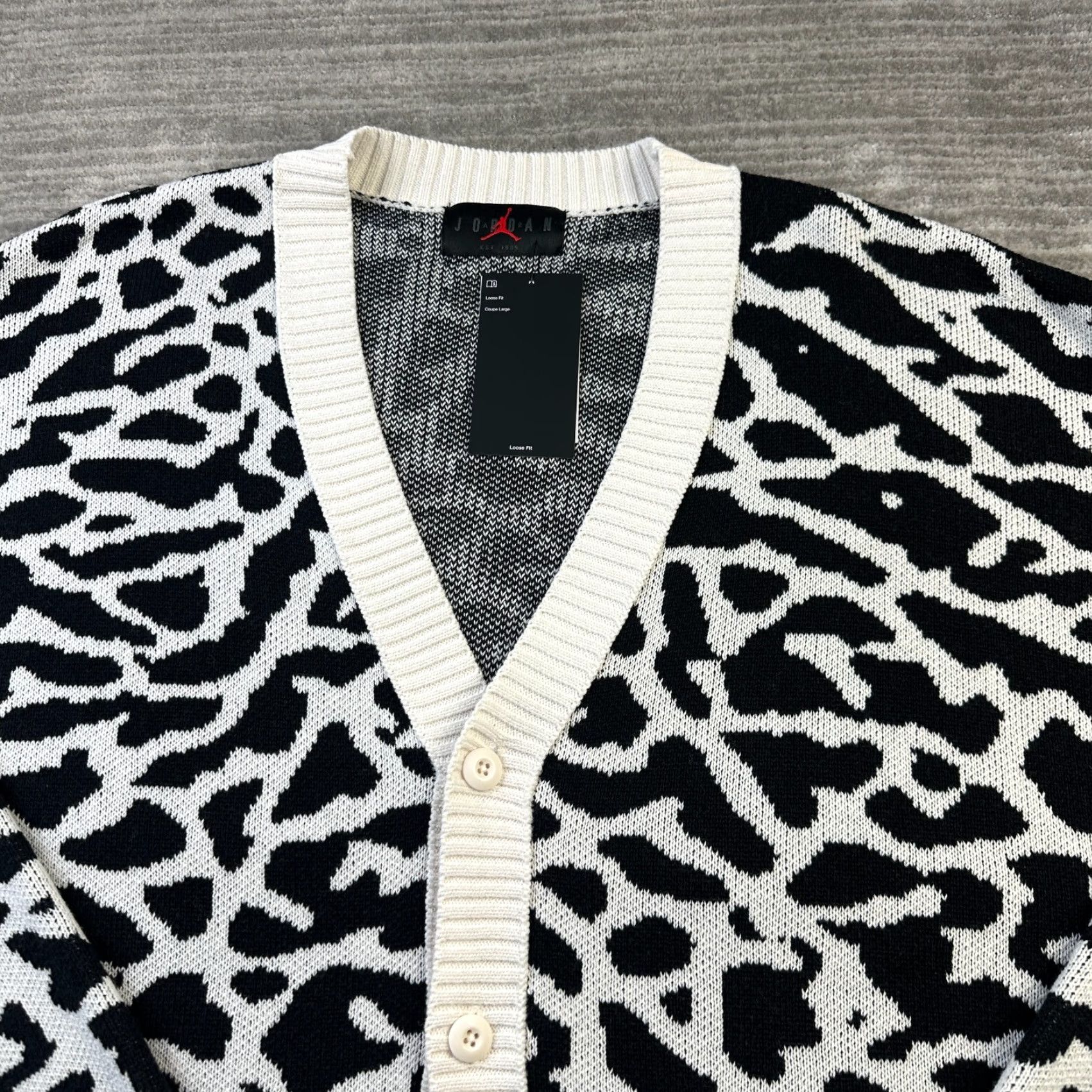 Jordan Brand VINTAGE Jordan Sweater Mens XL Cardigan White Black Elephant Print Heritage Size US XL / EU 56 / 4 - 3 Thumbnail
