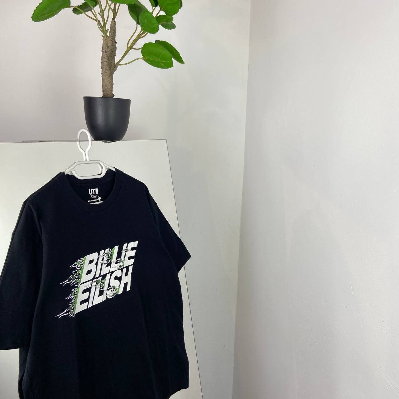 Billie Eilish Billie Eilish x Uniqlo Oversized Fit Pop Rap T-Shirt Size US L / EU 52-54 / 3 - 1 Thumbnail