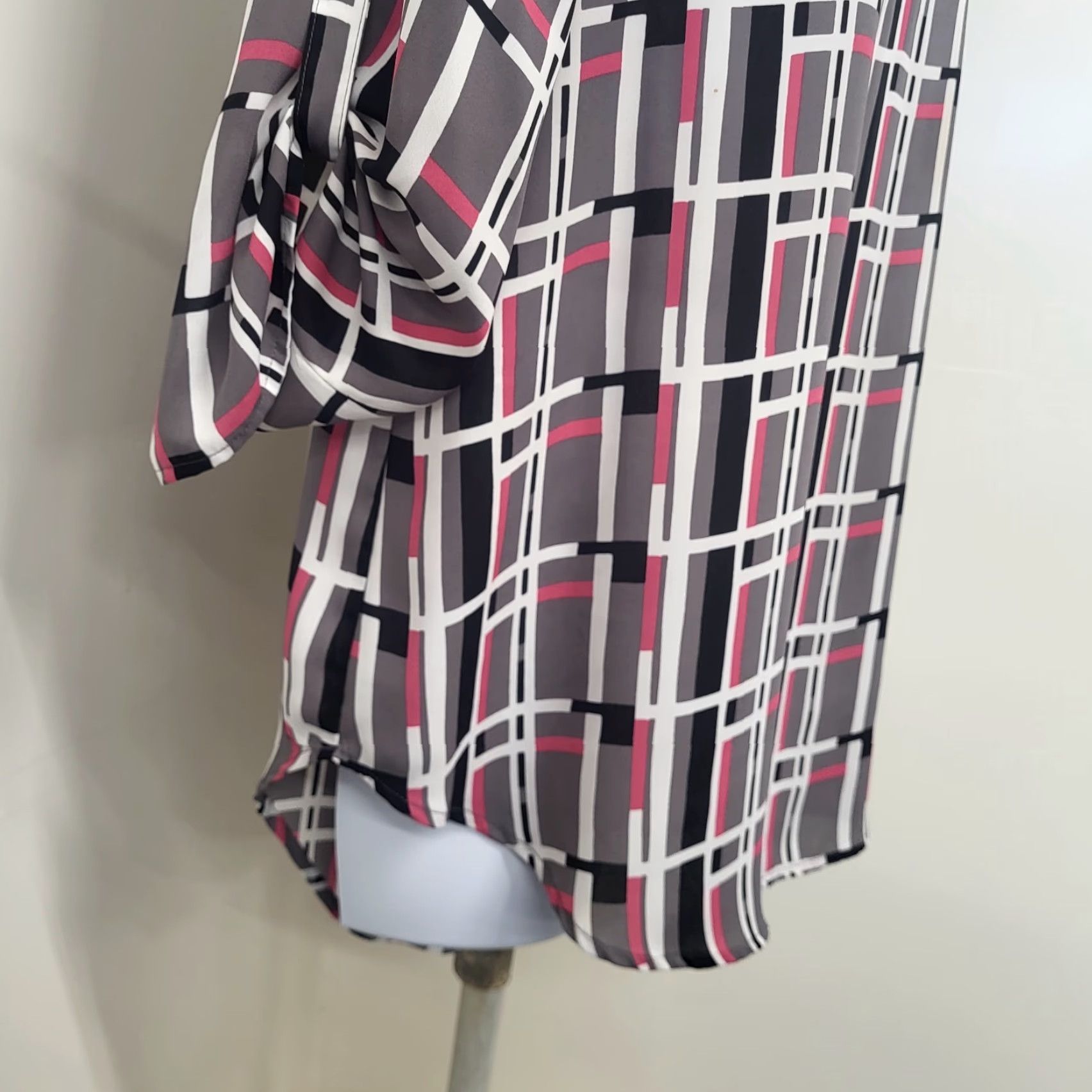 Vintage VINTAGE Cato Est. 1946 Blouse Women's Size 18W/20W Pink,Gray & Black Chiffon 3/4 Sleeve Size XXL / US 16-18 / IT 52-54 - 5 Thumbnail