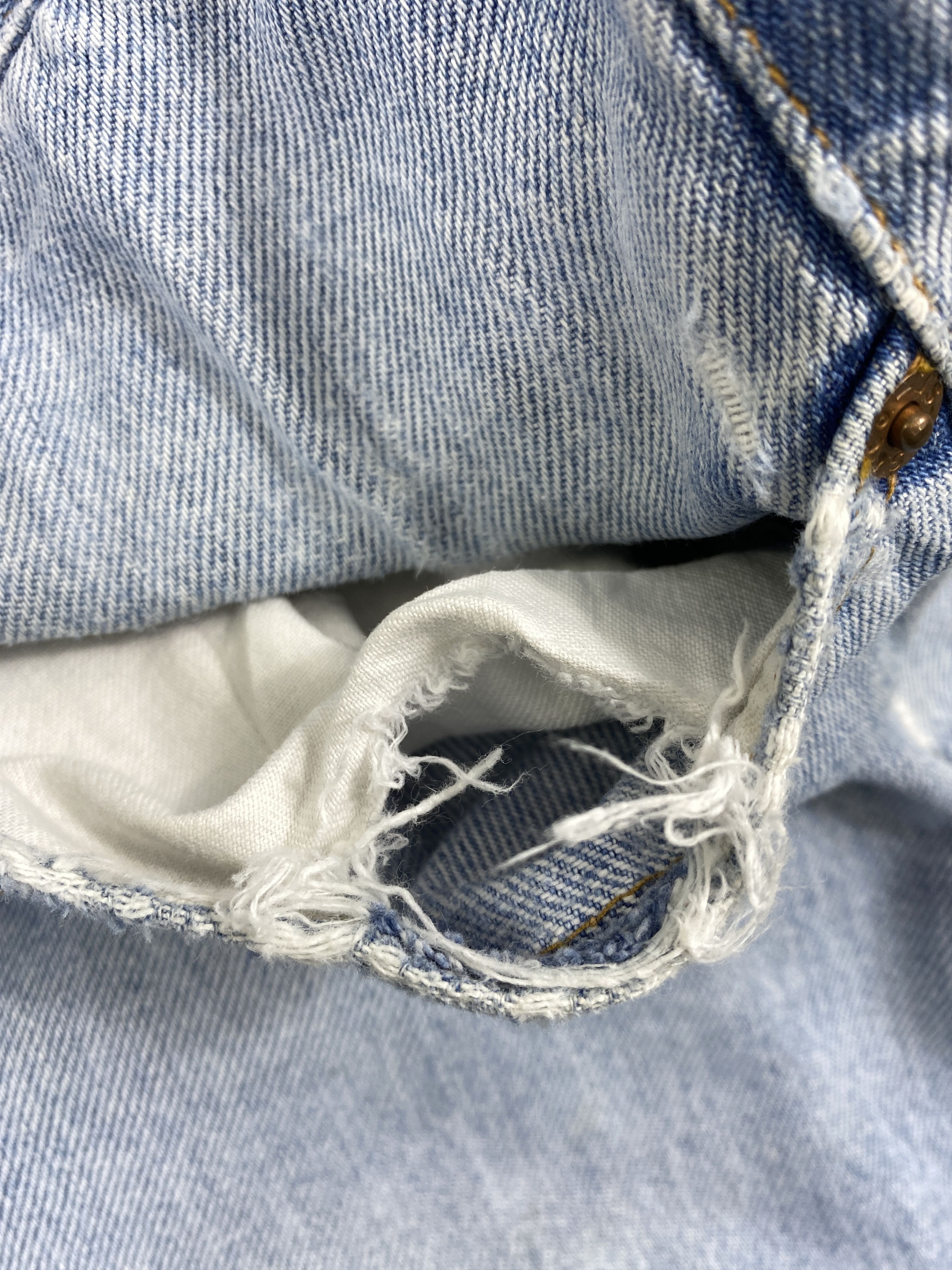 Levi's Mid Blue Vintage Levi's 550 Jeans 33x31 Denim -SJ015 Size US 33 - 12 Thumbnail