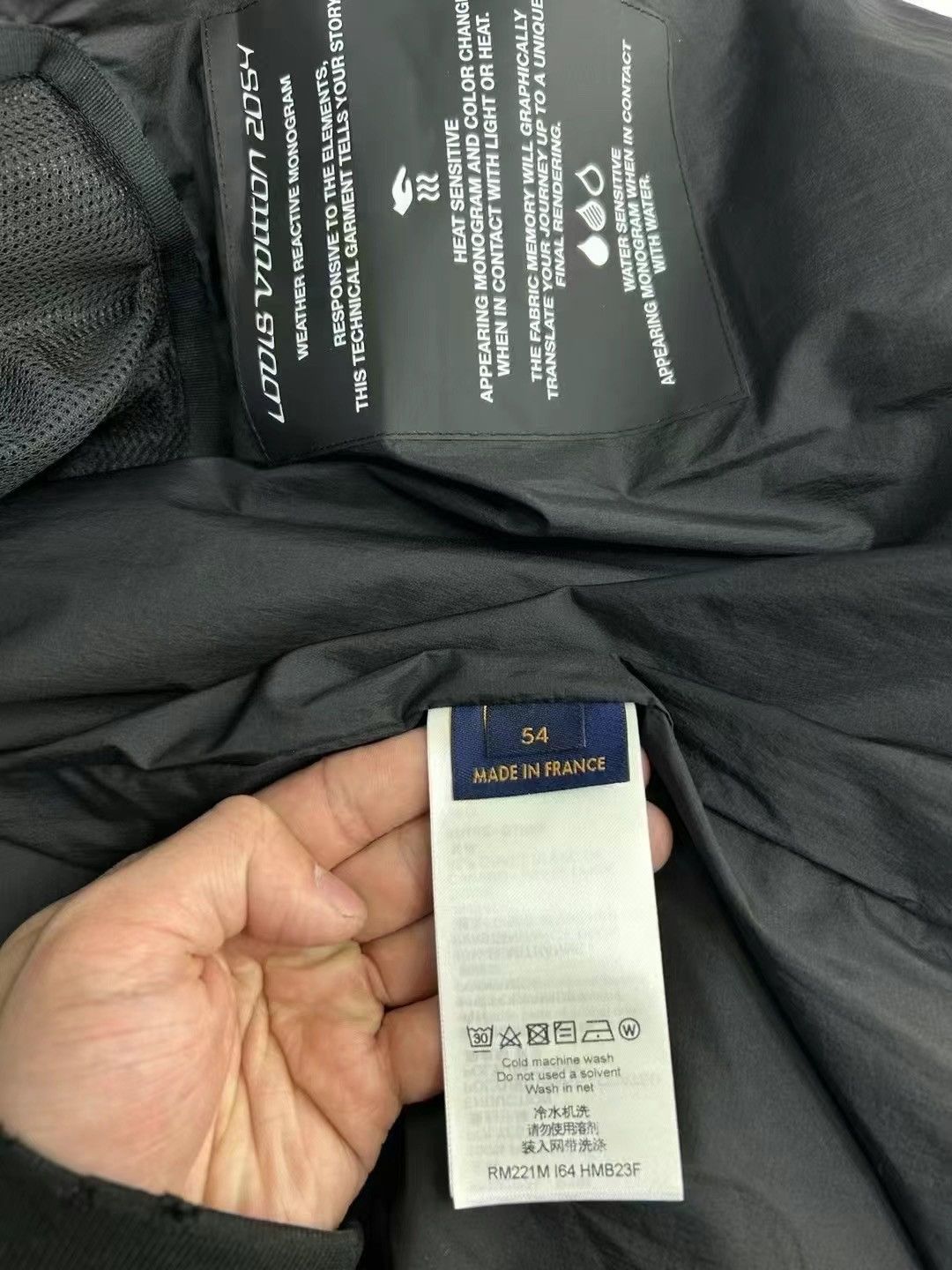 Louis Vuitton × Virgil Abloh Louis Vuitton 2054 Monogram Down- Filled Puffer Jacket Size US L / EU 52-54 / 3 - 5 Thumbnail