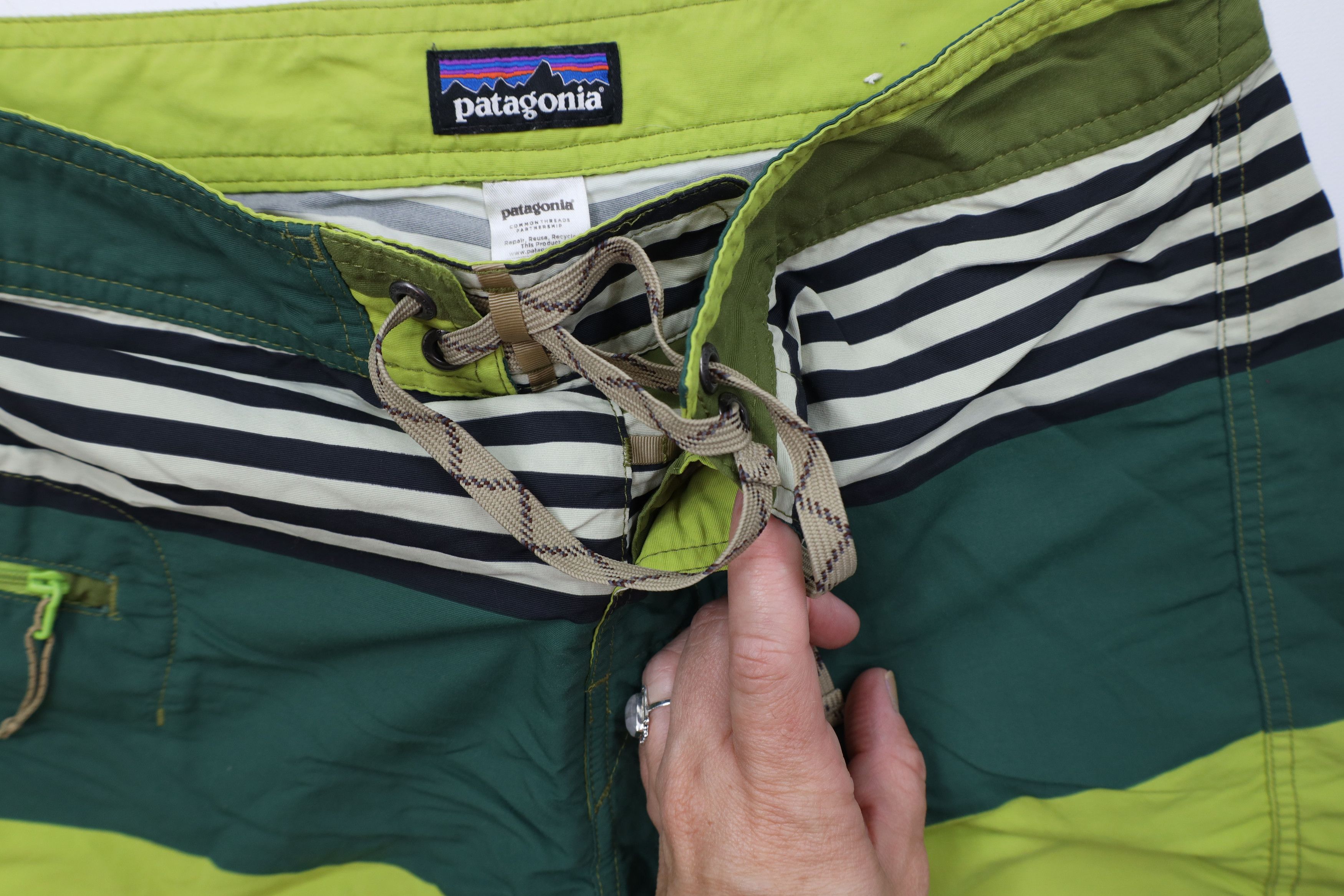 Patagonia Patagonia Logo Striped Wavefarer Board Shorts Trunks Green Size US 30 / EU 46 - 6 Thumbnail