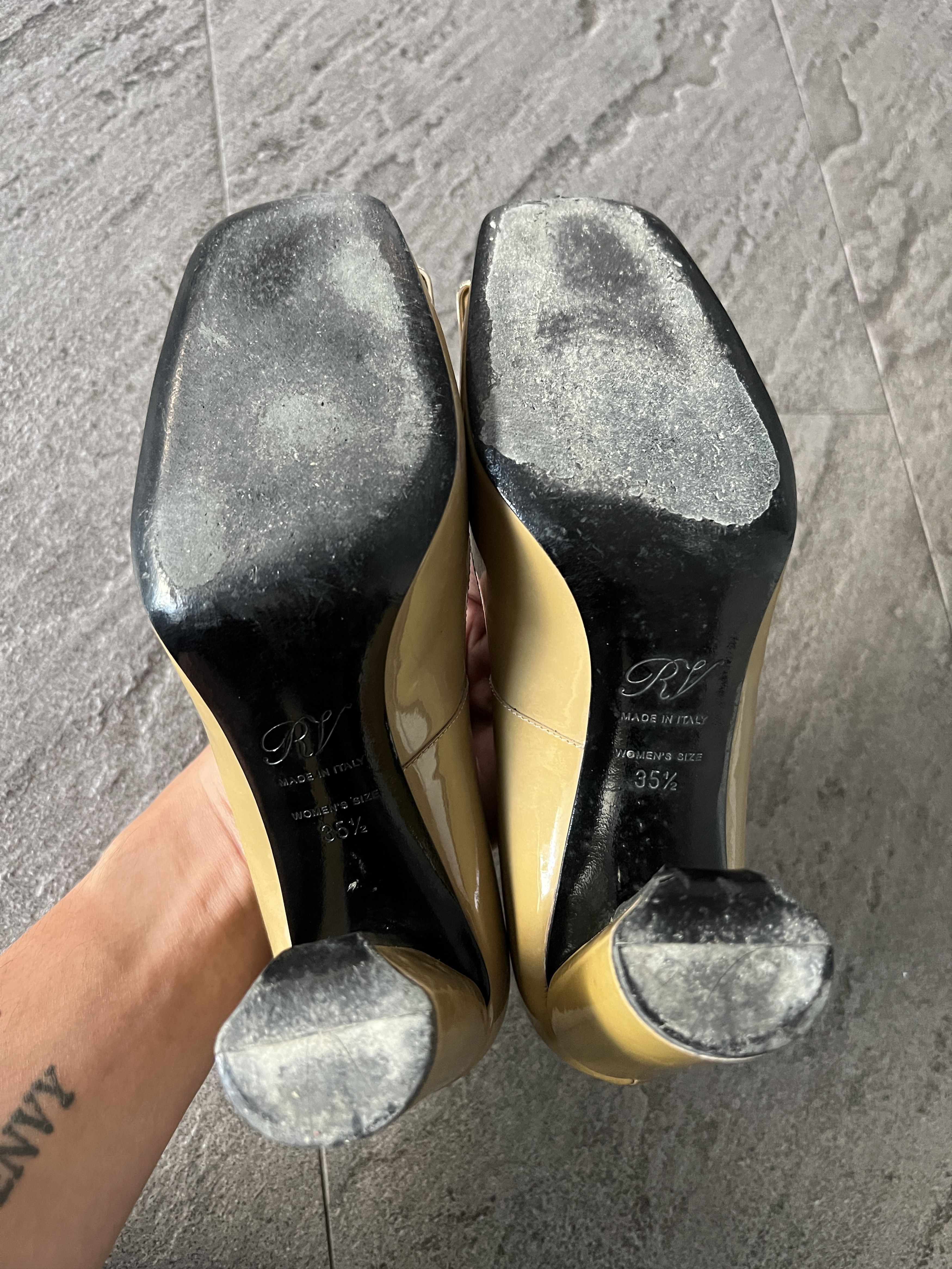 Roger Vivier Roger Vivier Belle Vivier Beige Patent Block Heel 35.5 Size US 5.5 / IT 35.5 - 9 Thumbnail