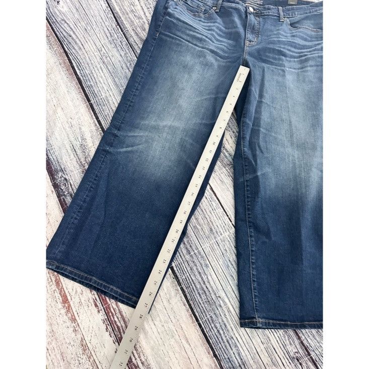 Torrid NWT Torrid Medium Wash Blue Mid Rise Vintage Stretch Wide Le Size 42" / US 20 - 8 Thumbnail
