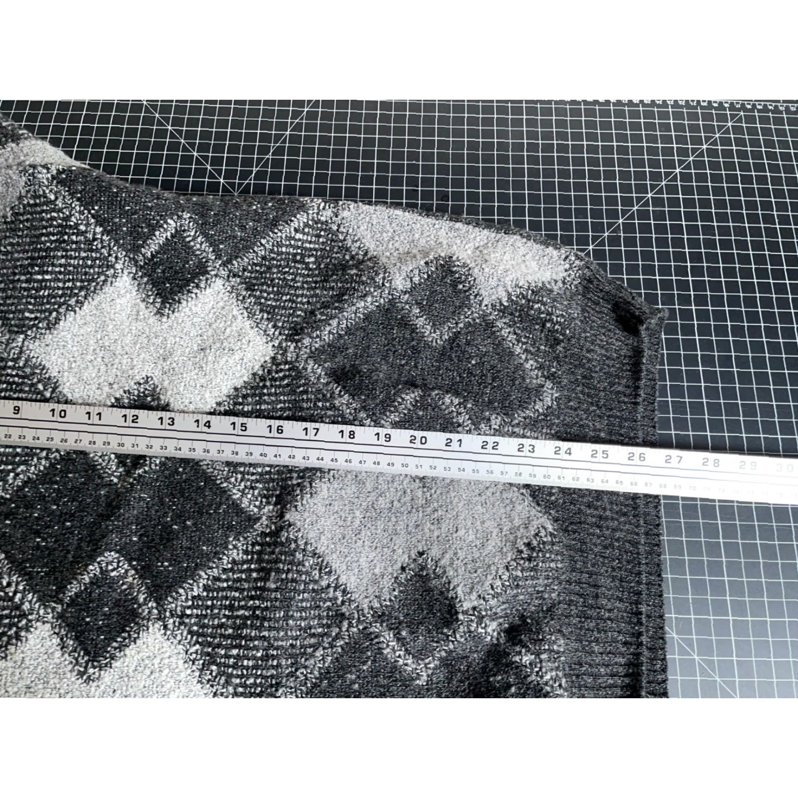 Haggar VINTAGE Haggar Sweater Men XL Black Gray Argyle Diamond Chunky Knit Italy Size US XL / EU 56 / 4 - 6 Thumbnail