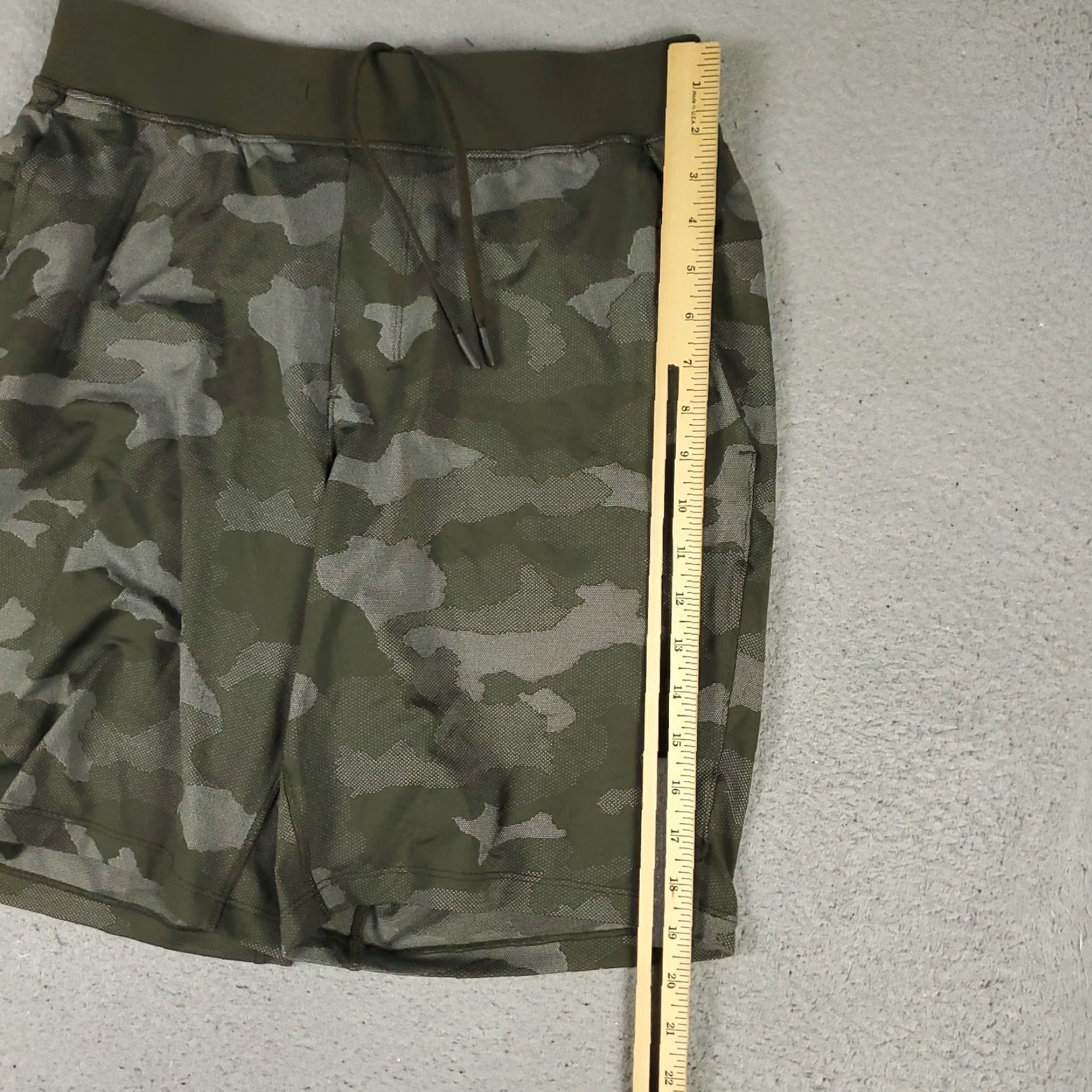Lululemon Lululemon Shorts Mens M Green Camouflage Tie Elastic Waist Pockets Stretch Athletic Pattern Camouflage Logo 90s? (Note: Wait) Size US 31 - 5 Thumbnail