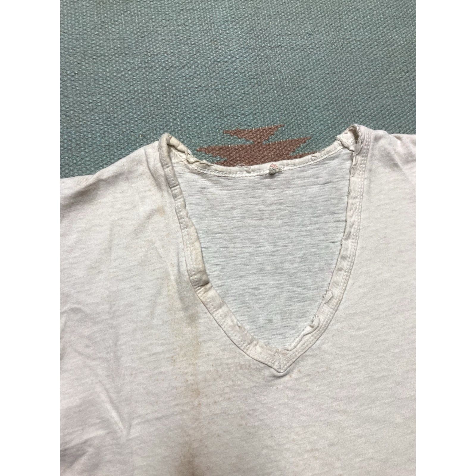 Fruit Of The Loom VINTAGE 70s blank white T-shirt V-Neck Fruit of the Loom Grunge Medium M Mens Size US M / EU 48-50 / 2 - 6 Thumbnail