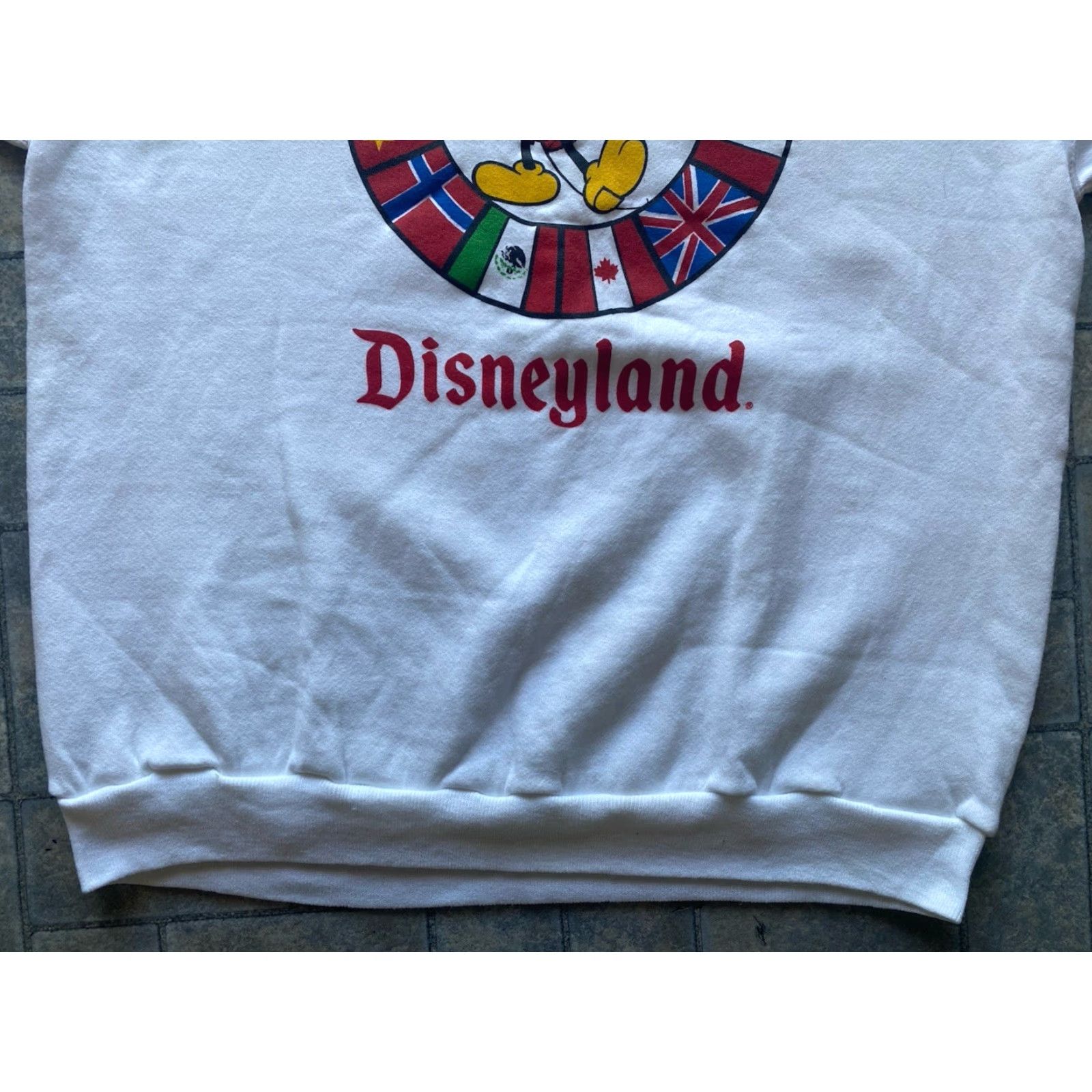 Disney VINTAGE Disney Designs Sweatshirt Men XL Made In USA Flags Mickey Mouse Mens White Pullover Sweatshirt Regular Size XL Size US XL / EU 56 / 4 - 5 Thumbnail