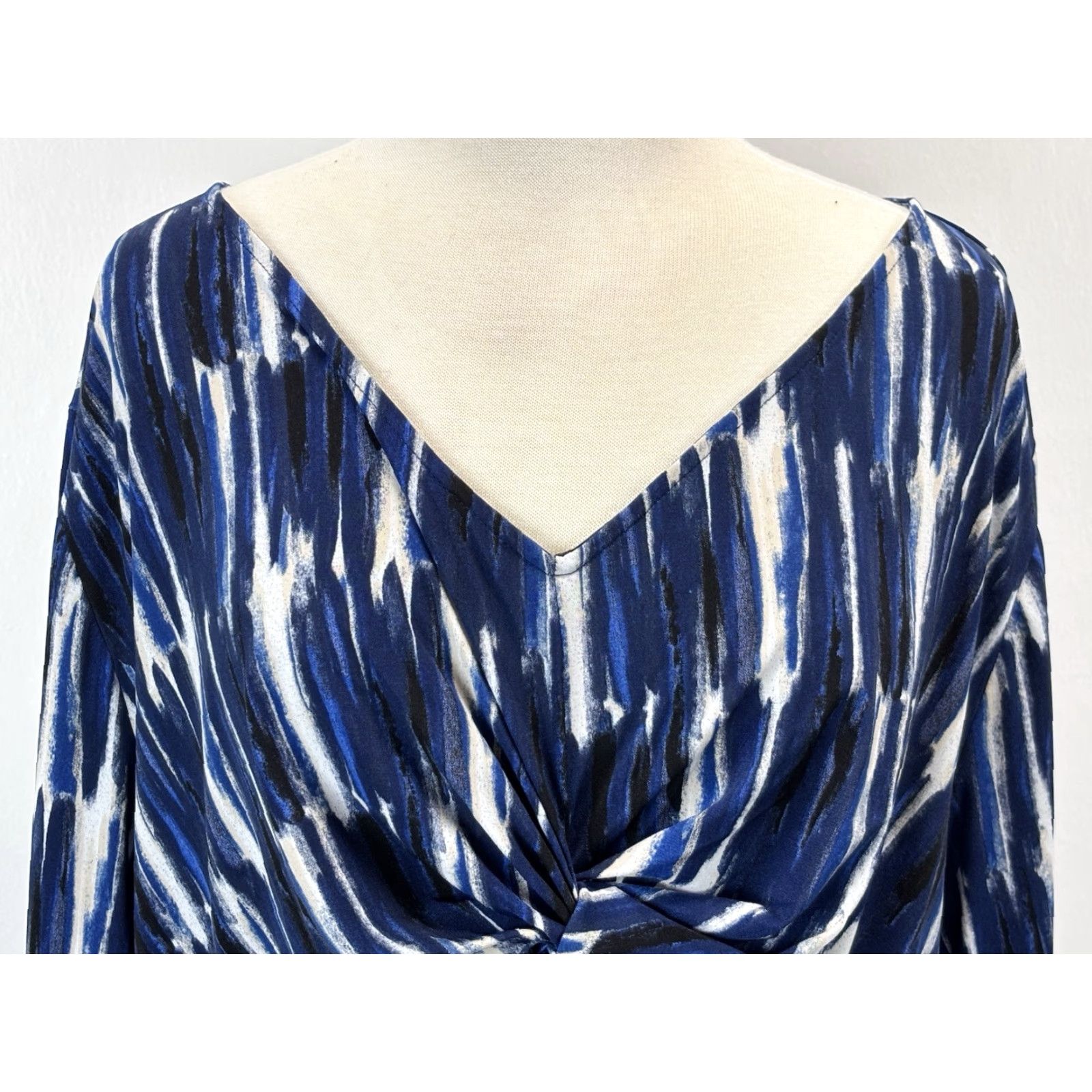 Vintage Catherine’s Shirt Women 4X Plus Blue Tunic Geometric 3/4 Sleeve Stretch Pullover V-Neck Size XXL / US 16-18 / IT 52-54 - 5 Thumbnail