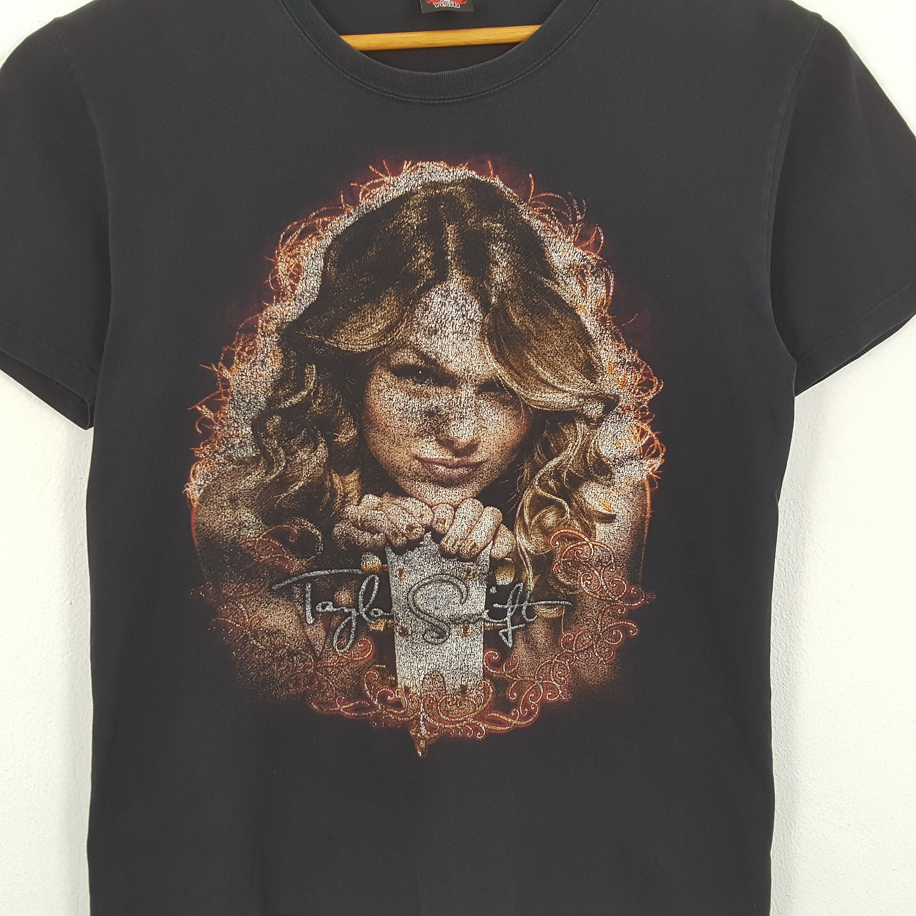Band Tees × Vintage Vintage TAYLOR SWIFT American Singers Distressed T-Shirt Size US M / EU 48-50 / 2 - 2 Thumbnail