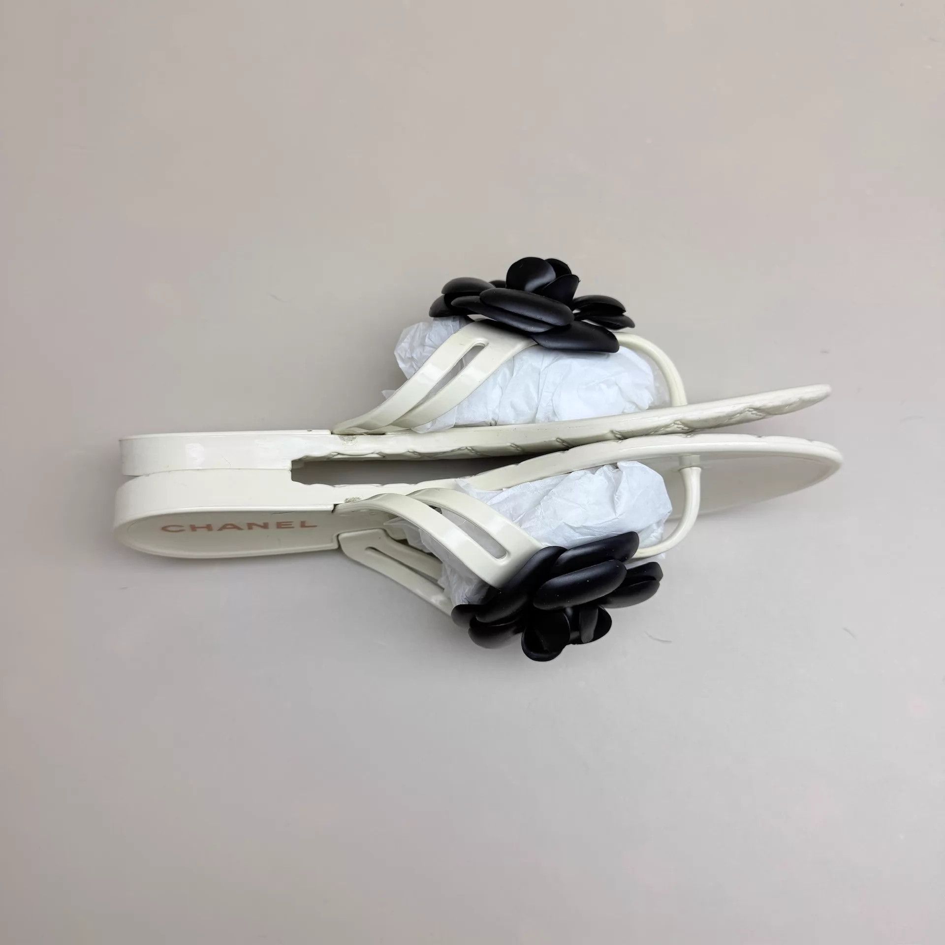 Chanel CHANEL Black & White Camellia CC Slippers 36 95N Size US 5.5 / IT 35.5 - 4 Thumbnail