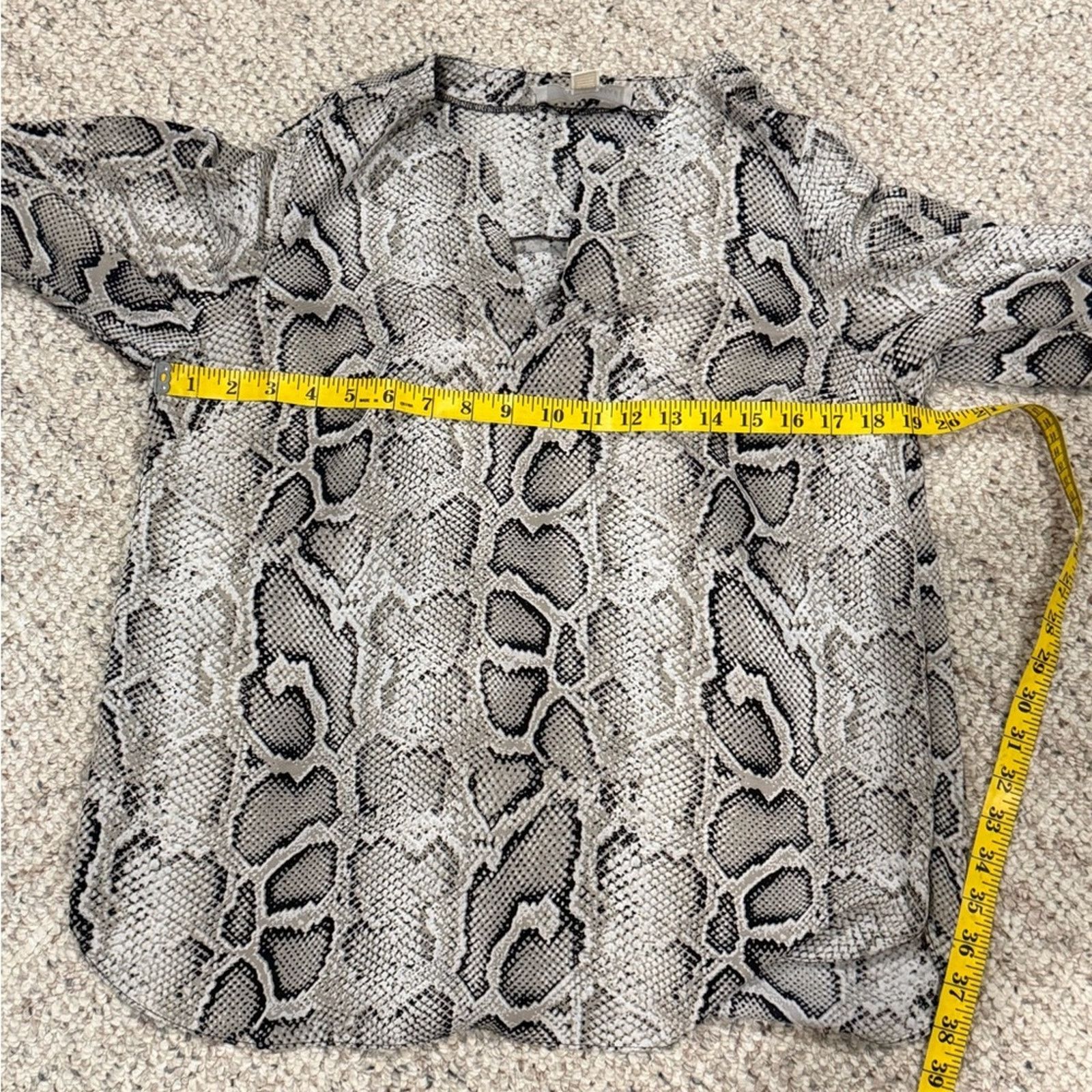 Michael Kors Michael Michael Kors Snakeskin V-Neck Blouse Size Medium Size M / US 6-8 / IT 42-44 - 3 Thumbnail