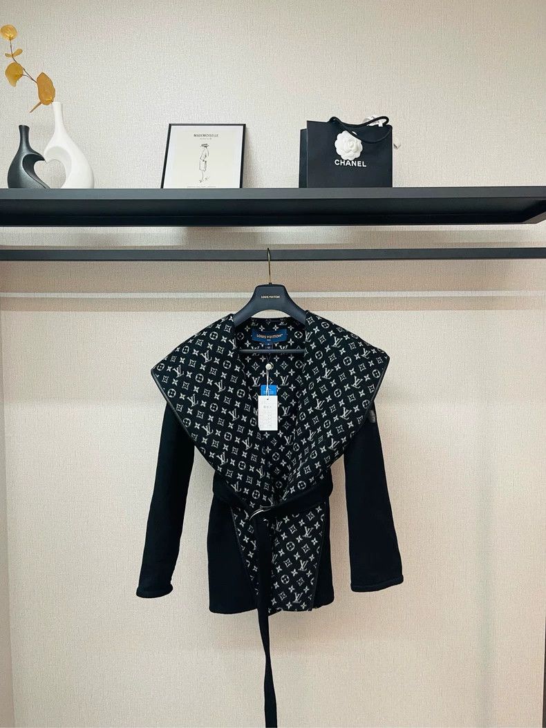 Louis Vuitton Louis Vuitton Black mid-length coat with full logo and wais Size XS / US 0-2 / IT 36-38 - 1 Thumbnail