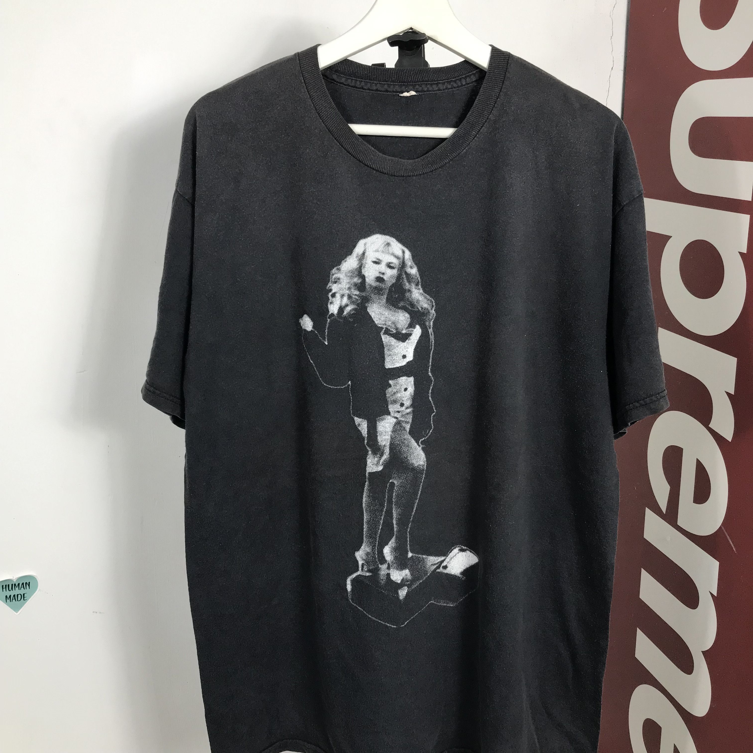 Vintage Vintage 90s TRACI LORDS erotic girls soft tender hands tee Size US L / EU 52-54 / 3 - 2 Thumbnail