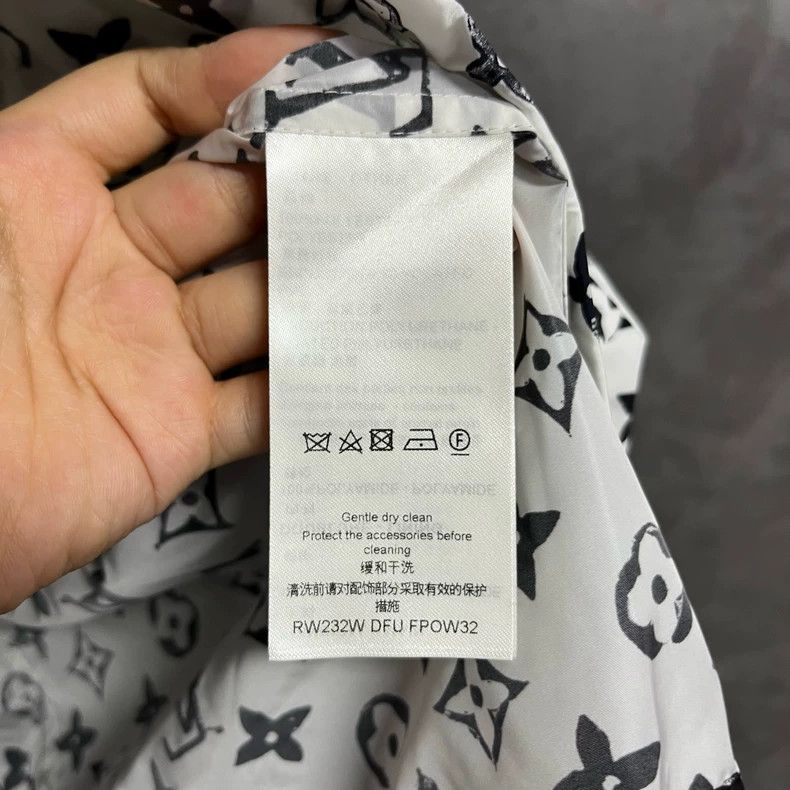 Louis Vuitton Louis Vuitton Full White Logo Hooded Jacket Size US S / EU 44-46 / 1 - 4 Thumbnail