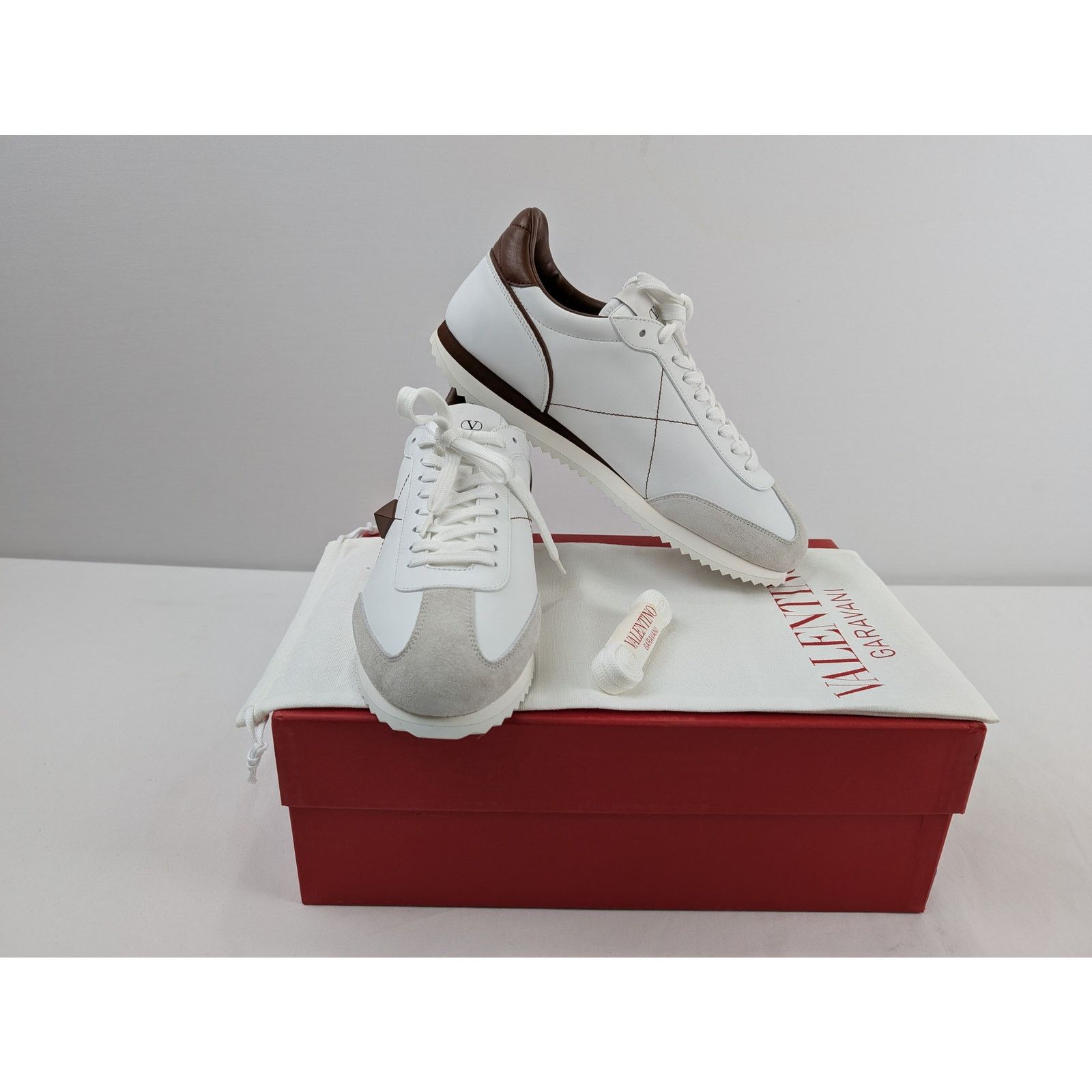 Valentino o1rshd1 Stud-around Sneakers in Leather in White Size US 11 / EU 44 - 16 Thumbnail