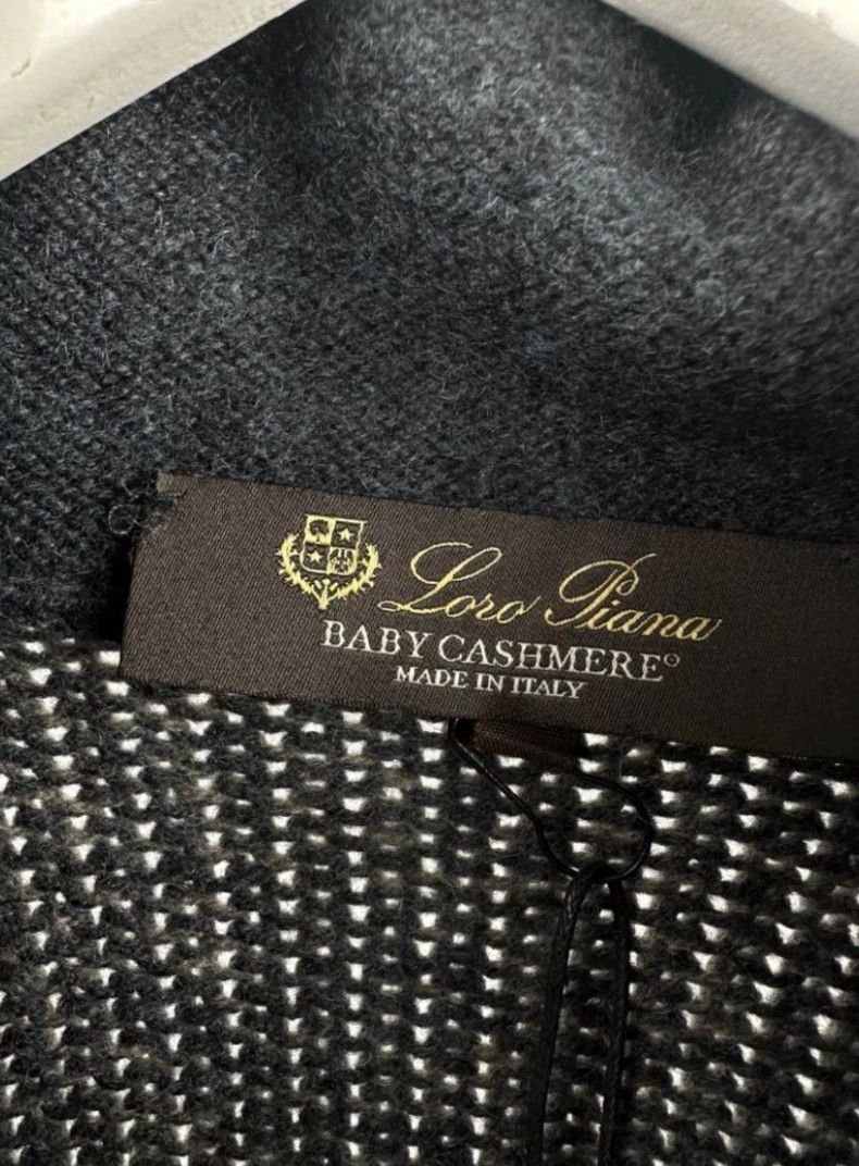 Loro Piana LORO PIANA She is wearing a cashmere cardigan Size S / US 4 / IT 40 - 4 Thumbnail