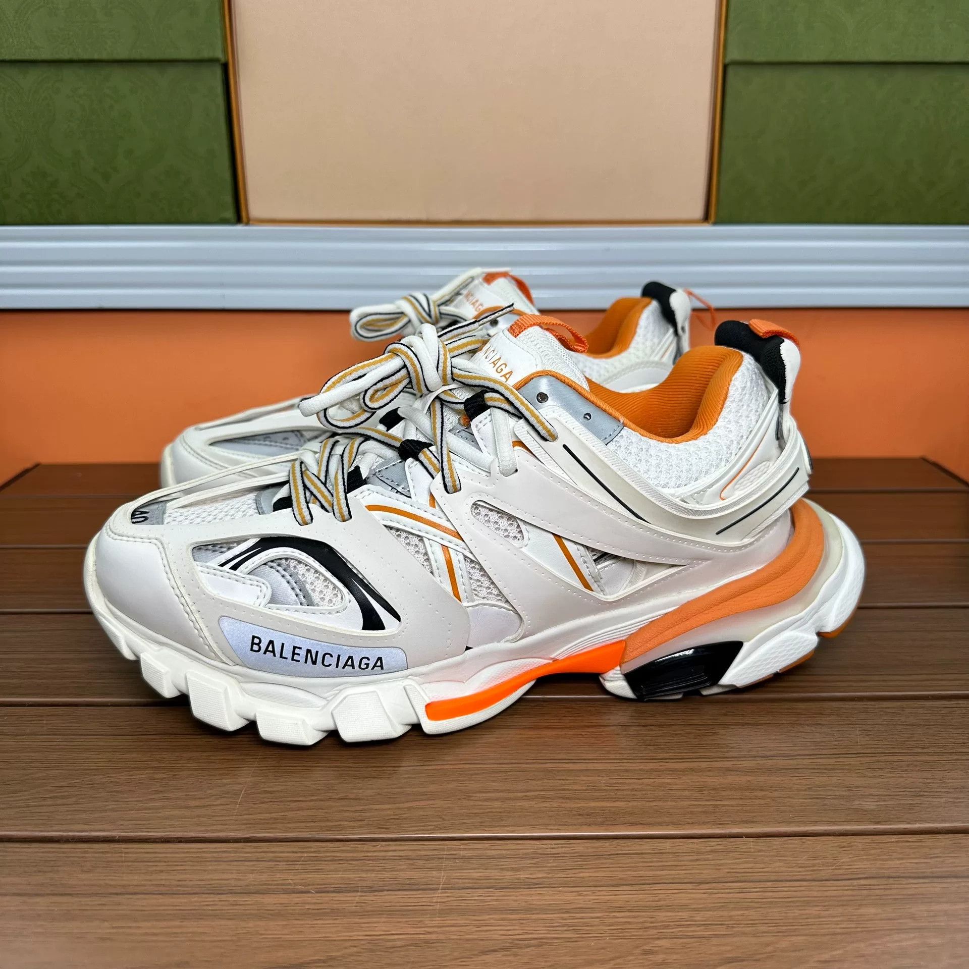 Balenciaga Balenciaga White Lowtop Sneakers 7 Men Size US 7 / EU 40 - 1 Thumbnail