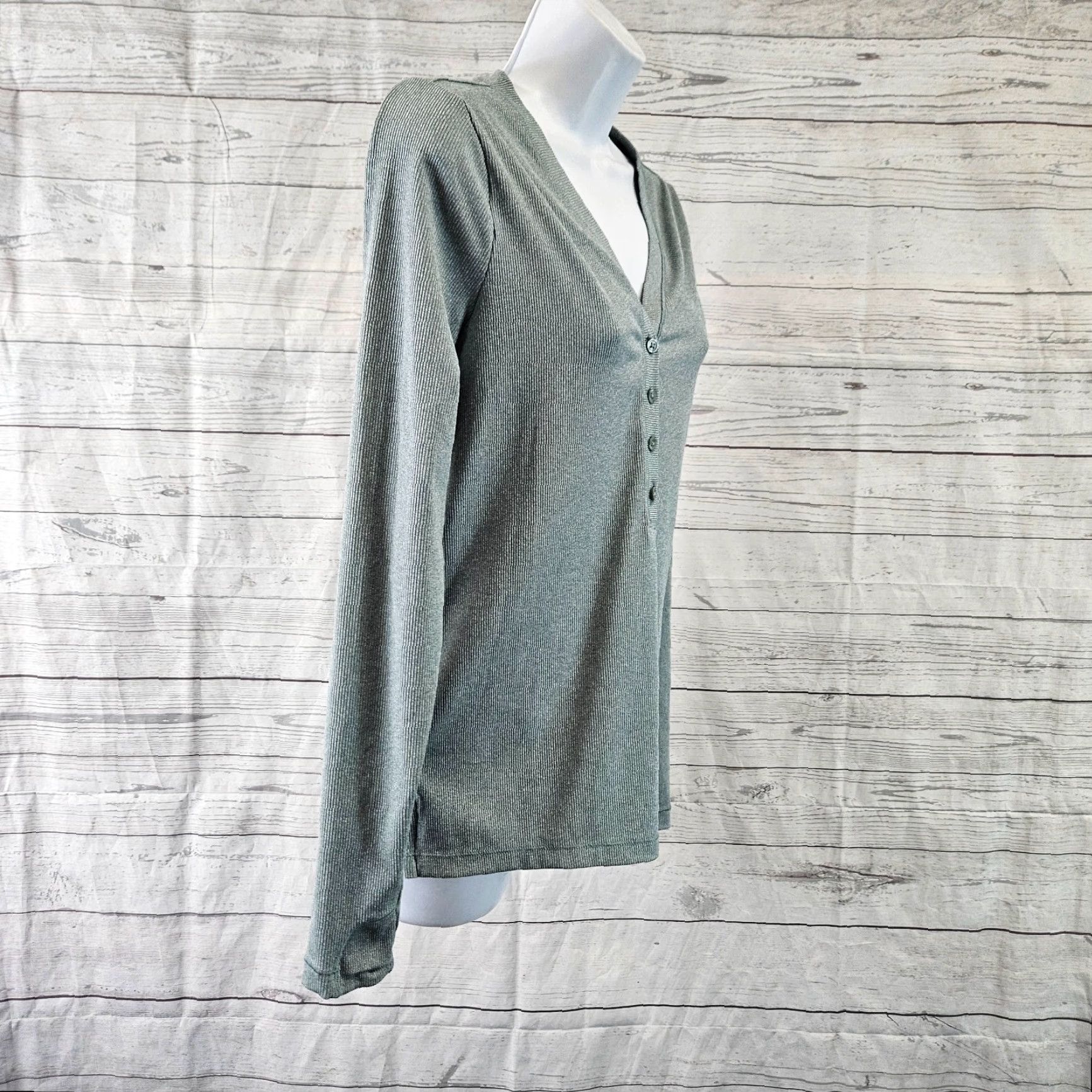Athleta Athleta Womens Uptempo Ribbed Henley Top Sz Medium Green Long Sleeve V-Neck Shirt Ladies M Green Henley Athletic Casual Medium Size M / US 6-8 / IT 42-44 - 3 Thumbnail