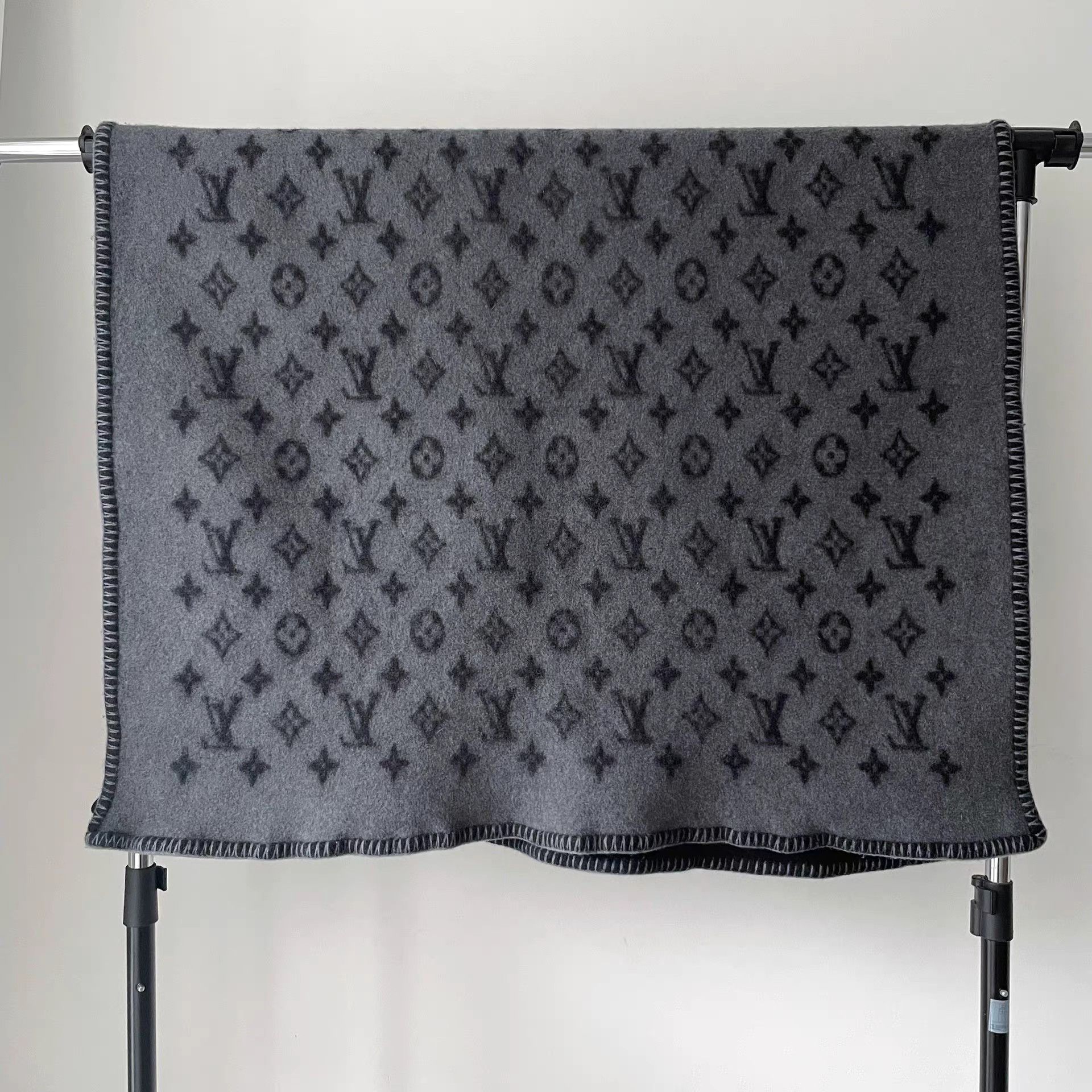 Louis Vuitton Louis Vuitton Reversible Wool Blanket Size ONE SIZE - 2 Thumbnail
