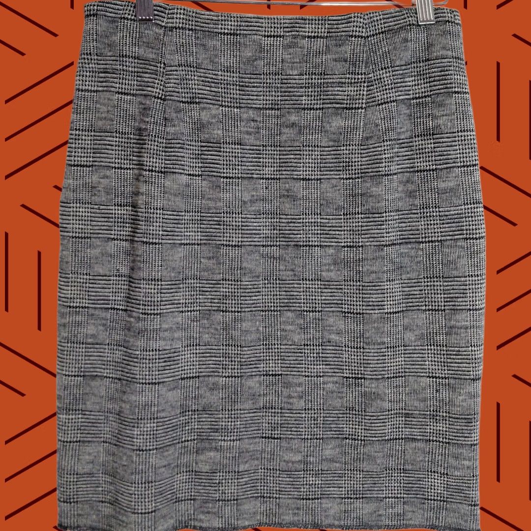 Banana Republic BANANA REPUBLIC Skirt Gray Solid Lined Wool Blend Knee Length Women Size 4 Small Details: 75% Wool, 25% Nylon, Dry Clean Only, A-Line, Business Casual Size 27" / US 4 / IT 40 - 1 Thumbnail