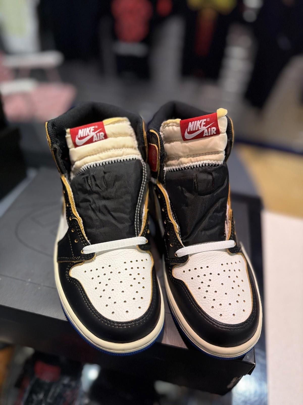 Jordan Brand Air Jordan 1 x Union x Fragment Black and Varsity Red (6.5) Size US 6.5 / EU 39-40 - 8 Thumbnail